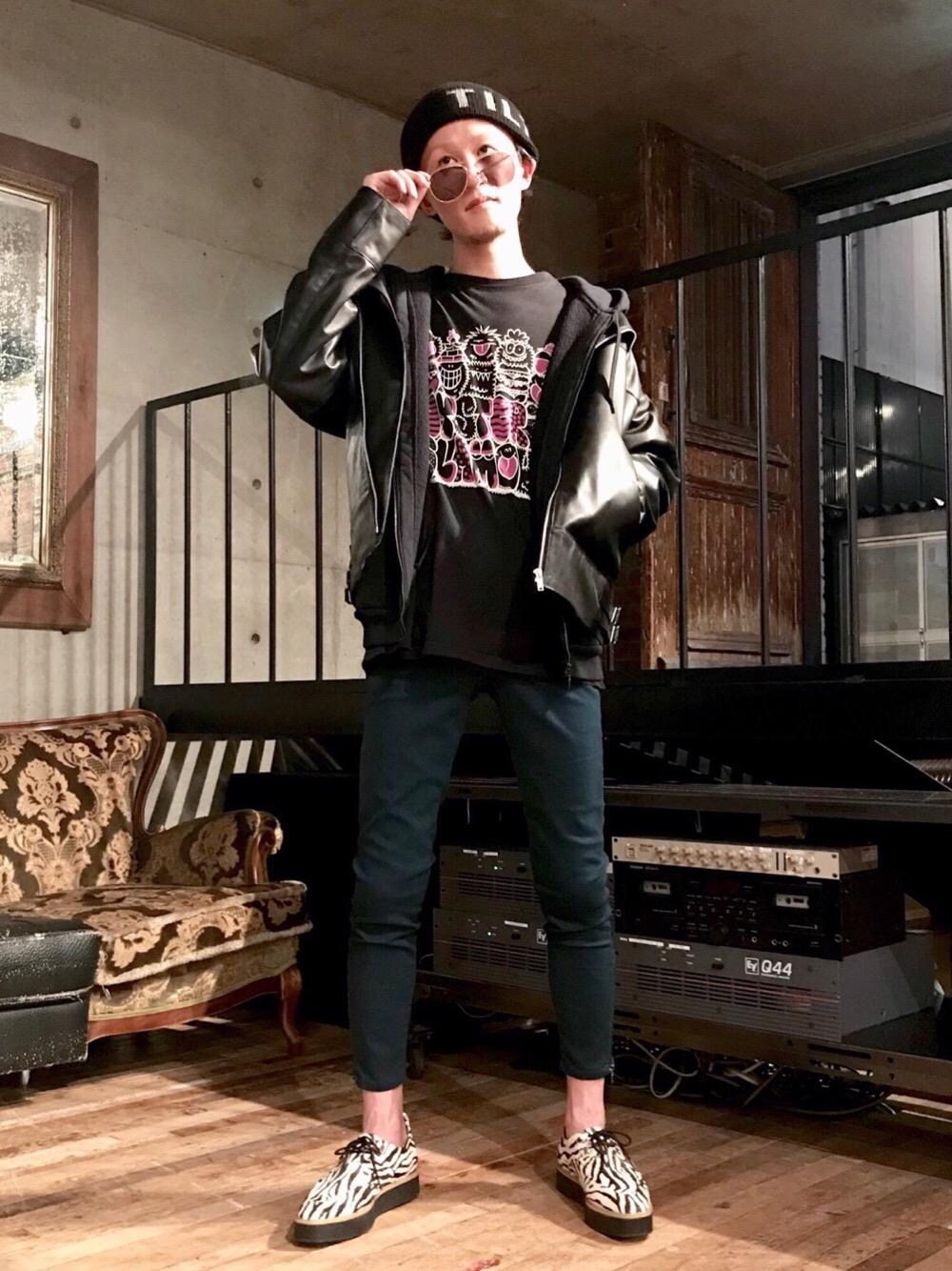 「カジュアル、レザー、アニマル、Tシャツ、サングラス、Hysteric Glamour、Kevin Lyons」｜「HYSTERIC GLAMOURのGONZO（サングラス、ゴールド系）」を使った、hirosawaさん（メンズ・173cm）の冬コーディネートの1枚目の写真