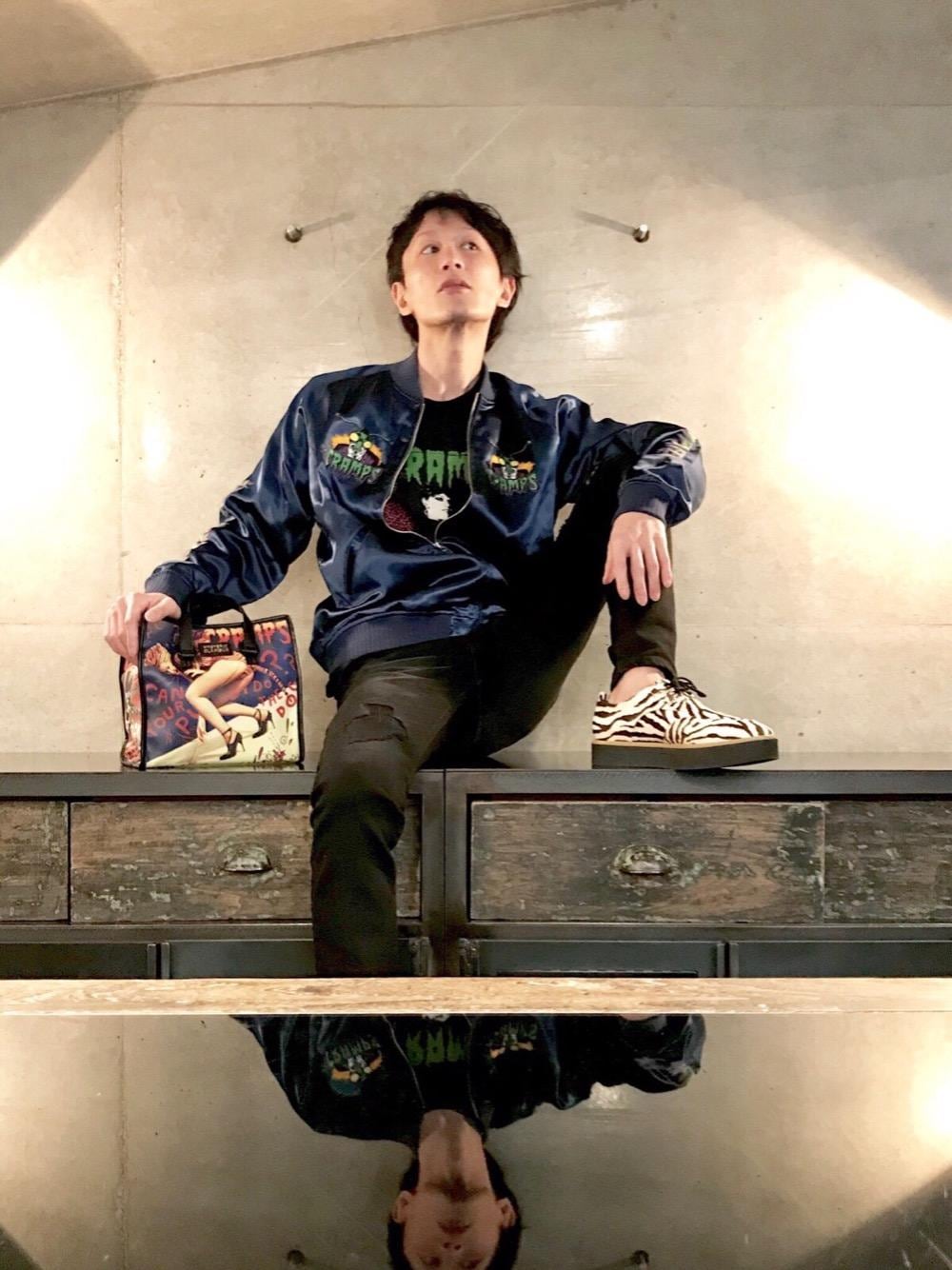 「デニム、スカジャン、ロック、Tシャツ、バッグ、コラボレーション、Hysteric Glamour、THE CRAMPS」｜「HYSTERIC GLAMOURのKPR加工ISKOデニム リメイクスリムパンツ（デニムパンツ、ブラック系）」を使った、hirosawaさん（メンズ・173cm）の冬コーディネートの1枚目の写真