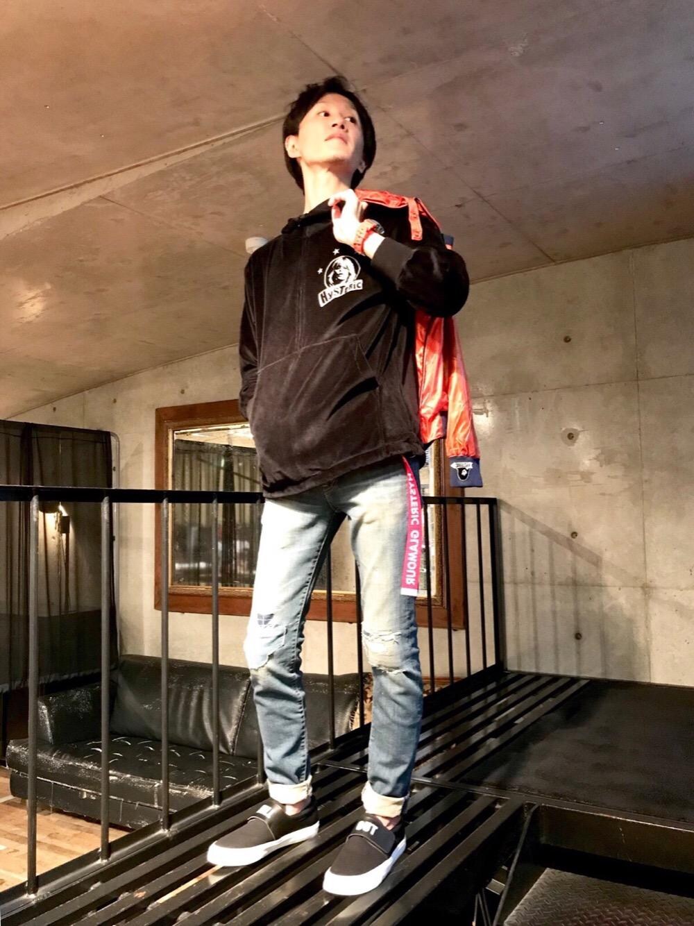 「スニーカー、デニム、カジュアル、コラボレーション、ベルト、G-SHOCK、Hysteric Glamour、ナイロン、時計」｜「HYSTERIC GLAMOURのKPR加工ISKOデニム リメイクスリムパンツ（デニムパンツ、ブルー系）」を使った、hirosawaさん（メンズ・174cm）の春コーディネートの1枚目の写真