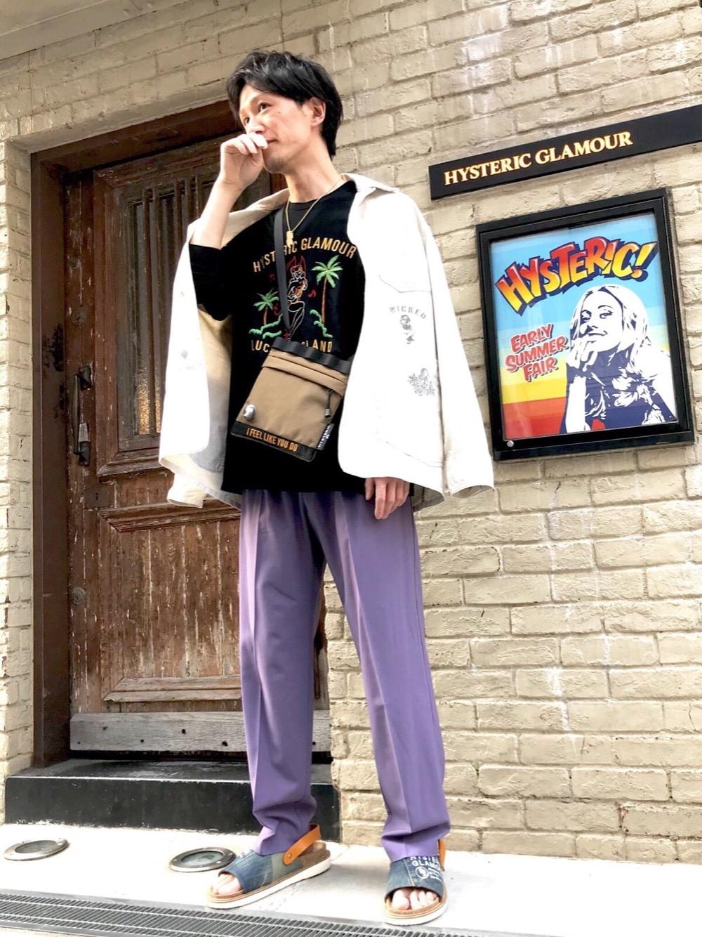 「ネックレス、ジャケット、Tシャツ、バッグ、サンダル、Hysteric Glamour、春物、春コーデ、ヒステリックグラマー、ワンショルダー」｜「HYSTERIC GLAMOURのYOU PAY ネックレス（ネックレス、ゴールド系）」を使った、hirosawaさん（メンズ・174cm）の春コーディネートの1枚目の写真