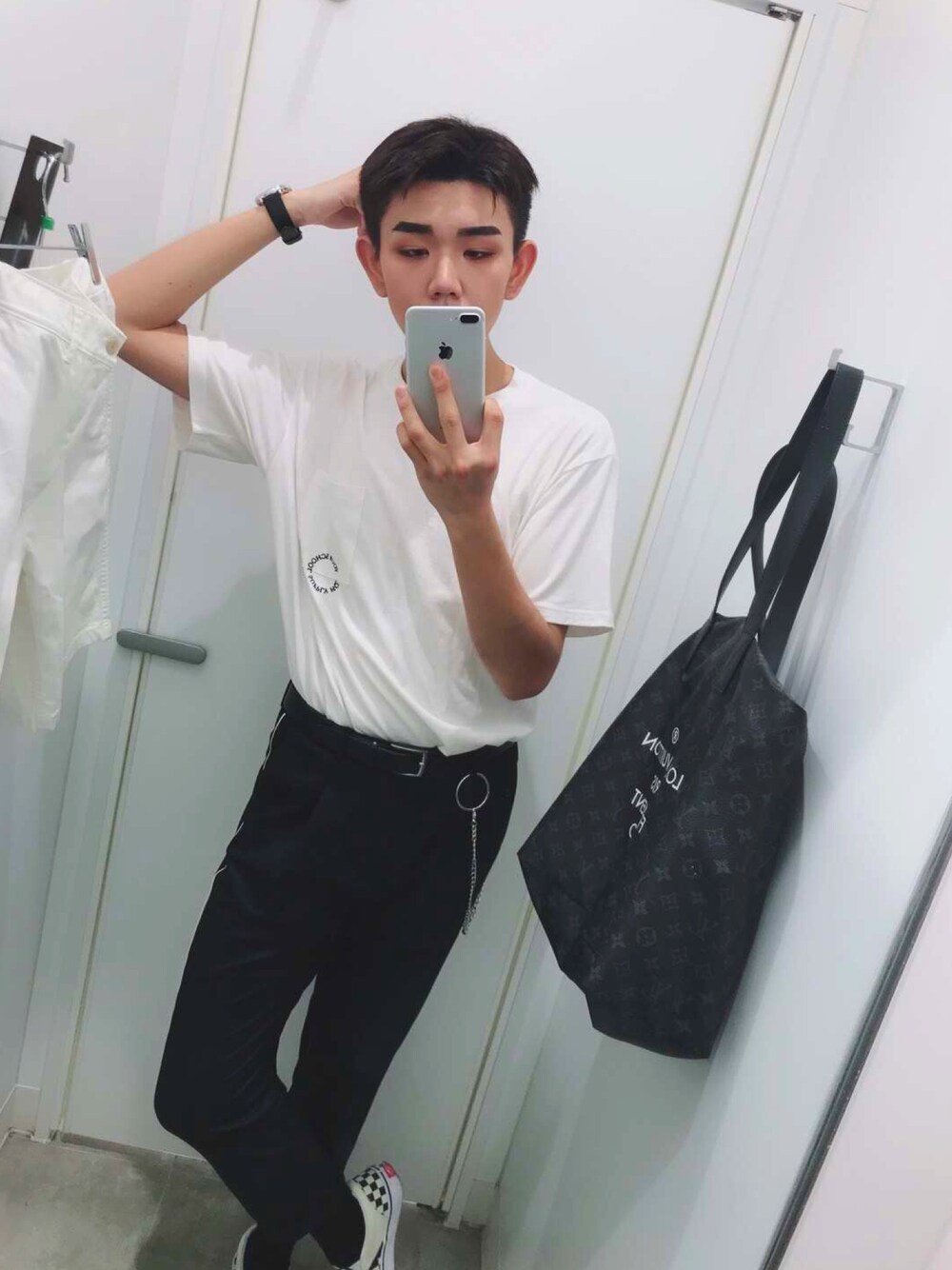 「implyのアイテム（Tシャツ/カットソー、ホワイト系）」を使った、Willswishさん（メンズ・186cm）の夏コーディネートの1枚目の写真