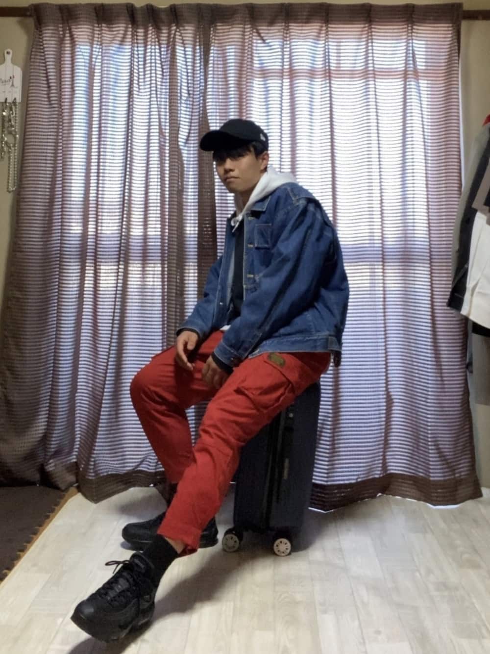 「スニーカー、ストリート、カジュアル、高校生、レイヤードスタイル、GU、NIKE、デニムジャケット、スポーツミックス、オレンジ」｜「NEW ERAのオンスポッツ別注 ニューエラ キャップ 9THIRTY THERMOLITE TR STRETCH TWILL NEW ERA（キャップ、ブラック系）」を使った、うぉかくんさん（メンズ・167cm）の冬コーディネートの1枚目の写真