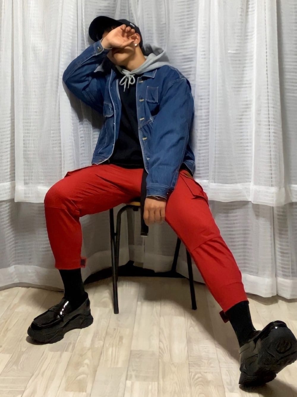 「ストリート、ストリートコーデ、アースカラー、カーゴパンツ、ミリタリー、オレンジ、アメカジ、ローファー、カジュアルコーデ、デニム」｜「DOOPZのDOOPZ チャンキーソールローファー（ローファー、ブラック系）」を使った、うぉかくんさん（メンズ・167cm）の春コーディネートの1枚目の写真