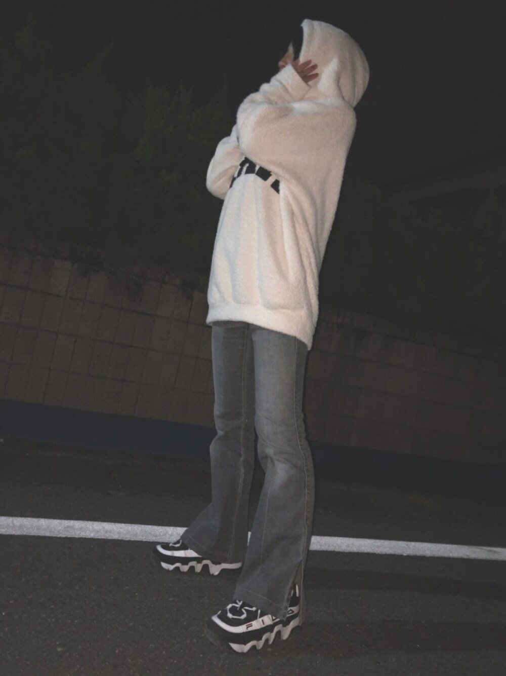 「デニム、ダッドスニーカー、FILA、フレアパンツ、おしゃれさんと繋がりたい」｜「FILAのアイテム（スニーカー、その他）」を使った、루さん（レディース・160cm）の秋コーディネートの1枚目の写真