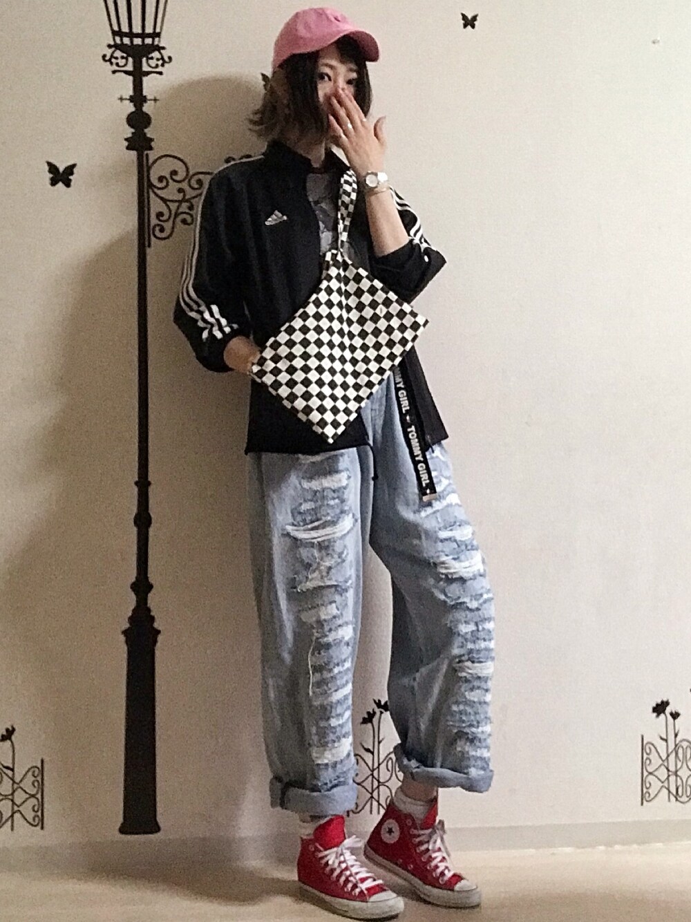 「ダメージデニムパンツ、ダメージデニム、ビッグシルエット、ジャージ、キャップ、赤スニーカー、サコッシュ、サコッシュバッグ、converse、ワイドパンツ」｜「CONVERSEのALL STAR 100 KATAKANA HI / オールスター 100 カタカナ HI（スニーカー、レッド系）」を使った、ピザ子@ゆるーく更新さん（レディース・167cm）の夏コーディネートの1枚目の写真