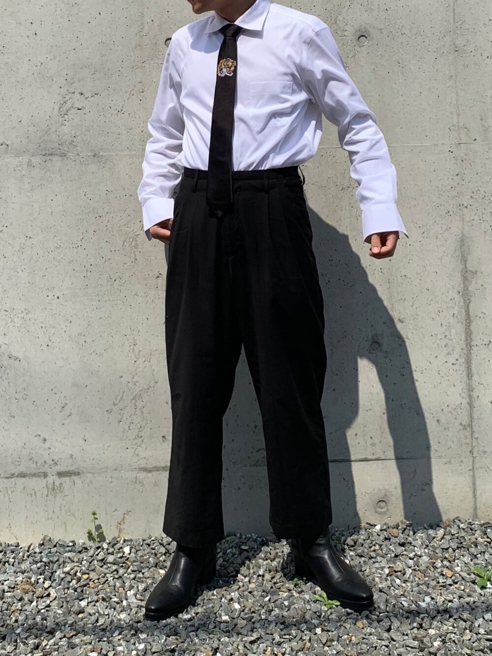 「シンプル、秋コーデ、ワイドパンツ、黒、キレイめ、ネクタイ、シャツスタイル、韓国ファッション、GUCCI、モノトーン」｜「endeviceのendevice/エンデヴァイス ドレスブーツ（ブーツ、ブラック系）」を使った、Kengoさん（メンズ・170cm）の秋コーディネートの1枚目の写真