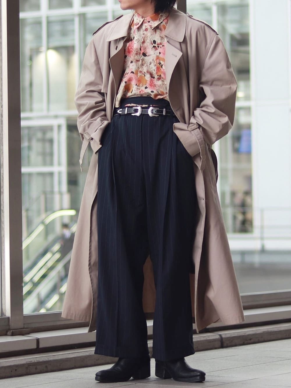 「オトナカジュアル、ビッグシルエット、年末WEAR感謝祭、古着好きな人と繋がりたい、花柄、ヒールブーツ、ootd、クリスマス、花柄シャツ、トレンチコート」｜「LONDONFOGのアイテム（トレンチコート、ベージュ系）」を使った、Kengoさん（メンズ・170cm）の冬コーディネートの1枚目の写真