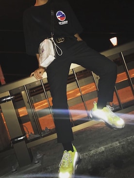 「BALENCIAGA」｜「アイテム（メッセンジャーバッグ）」を使った、토로모さん（メンズ・172cm）の秋コーディネート