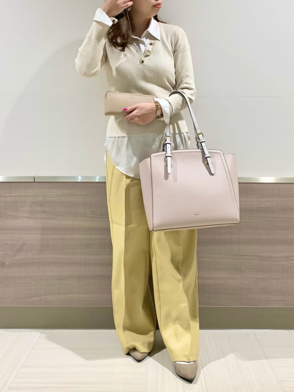 「大人コーデ、ピスタチオ、グリーン、パステル映える春、アンドシュエット、トートバッグ、グレージュ、通勤スタイル、春コーデ、カラーパンツ」｜「& chouetteのA4対応トートバッグ（トートバッグ、ベージュ系）」を使った、&chouette（アンドシュエット）さん（レディース・155cm）の春コーディネートの1枚目の写真