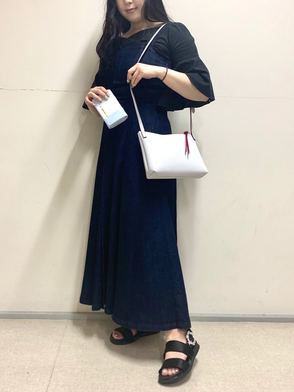 「休日スタイル、カジュアルコーデ、大人ガーリー、ワンピース、ショルダーバッグ、ボリューム袖、サンダル、アンドシュエット、お出かけコーデ、春コーデ」｜「COLORS & chouetteのリボン付きショルダー（ショルダーバッグ、ブルー系）」を使った、&chouette（アンドシュエット）さん（レディース・161cm）の春コーディネートの1枚目の写真