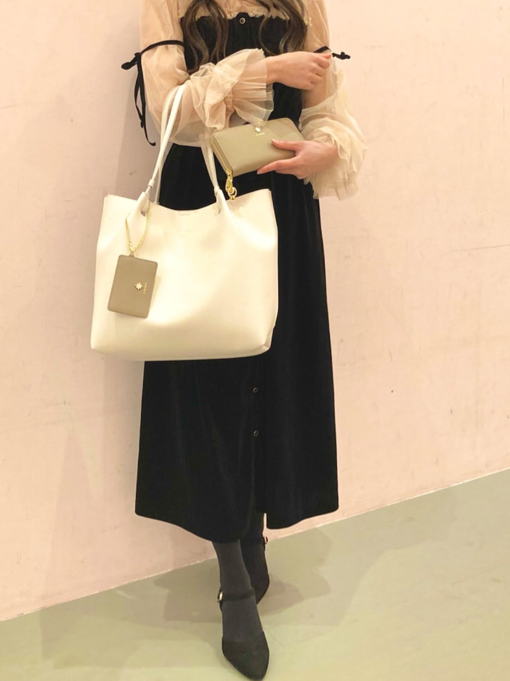 「休日スタイル、大人ガーリー、春コーデ、ワンピース、ボリューム袖、ガーリー、トートバッグ、アンドシュエット」｜「COLORS & chouetteのベーシックＡ４台形トートバッグ（トートバッグ、ホワイト系）」を使った、&chouette（アンドシュエット）さん（レディース・158cm）の春コーディネートの1枚目の写真