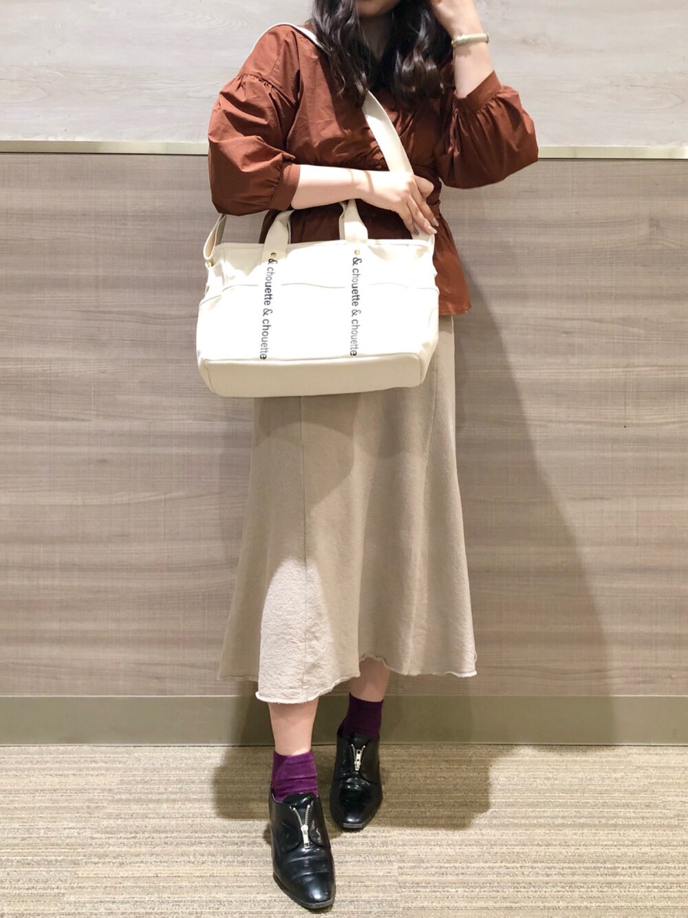 「ブラウス、ボリューム袖、ブラウン、トートバッグ、キャンバストート、アンドシュエット、春コーデ、フレアスカート、きれいめカジュアル、大人カジュアル」｜「& chouetteのキャンバスロゴトートバッグ（ボストンバッグ、ホワイト系）」を使った、&chouette（アンドシュエット）さん（レディース・161cm）の春コーディネートの1枚目の写真
