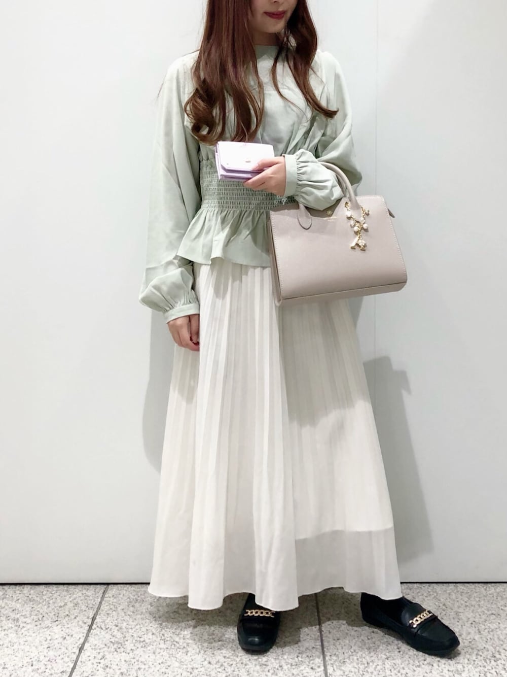 「シンプルコーデ、ボリューム袖、パステル映える春、春コーデ、グリーン、ハンドバッグ、アンドシュエット、プリーツスカート、ブラウス、グレージュ」｜「& chouetteのスクエアビジュー二つ折り財布（財布、パープル系）」を使った、&chouette（アンドシュエット）さん（レディース・152cm）の春コーディネートの1枚目の写真