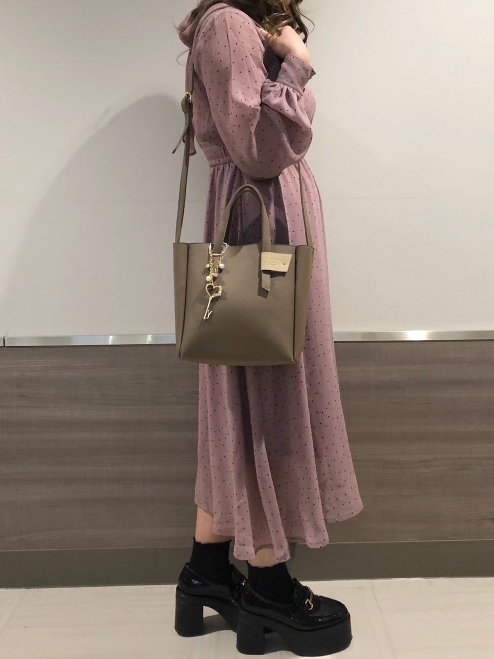 「２ＷＡＹ、ショルダーバッグ、シンプル」｜「COLORS & chouetteの2way仕切りトート（トートバッグ、ベージュ系）」を使った、&chouette（アンドシュエット）さん（レディース・158cm）の春コーディネートの1枚目の写真