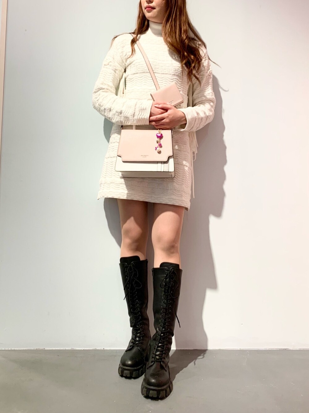 「バッグ×ミニ財布、ミニ財布、２ＷＡＹ」｜「& chouetteのお財布付きスポーティーワンハンドルバッグ（ハンドバッグ、ピンク系）」を使った、&chouette（アンドシュエット）さん（レディース・159cm）の春コーディネートの1枚目の写真