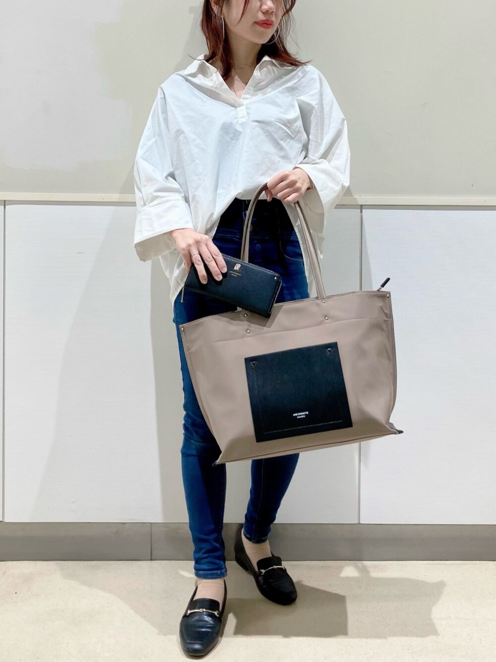 「A4サイズ収納可(バッグ サイズ)、通勤、通学」｜「& chouetteの軽量ナイロントートバッグ（トートバッグ、ベージュ系）」を使った、&chouette（アンドシュエット）さん（レディース・155cm）の春コーディネートの1枚目の写真