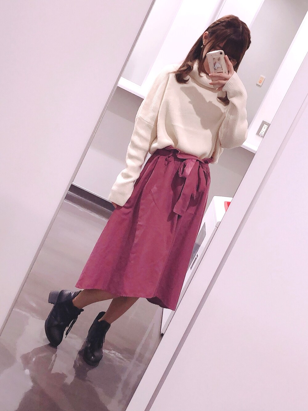 「オフィスカジュアル、シンプルコーデ、秋冬コーデ、低身長コーデ、きれいめカジュアル」｜「GRLのオフタートルルーズニットトップス（ニット/セーター、ホワイト系）」を使った、rnrnmnm1235さん（レディース・153cm）の秋コーディネートの1枚目の写真