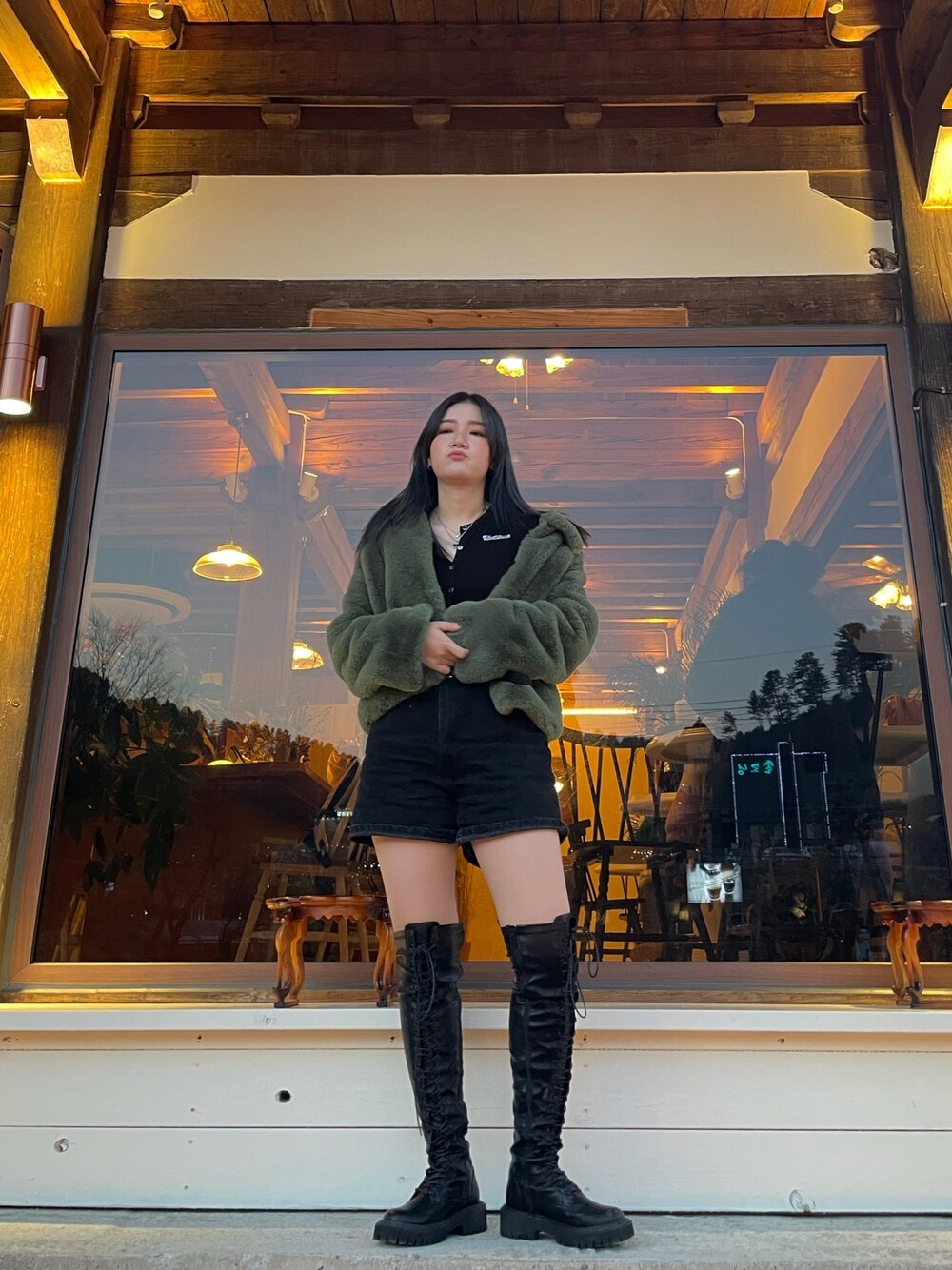 「boots、Boots styling、ZARA、shortpants、furjacket、fur、ALLBLACK、ootd、dailylook、korean fashion」｜「badbloodのアイテム（カーディガン/ボレロ、ブラック系）」を使った、ハニーさん（レディース・165cm）の冬コーディネートの1枚目の写真