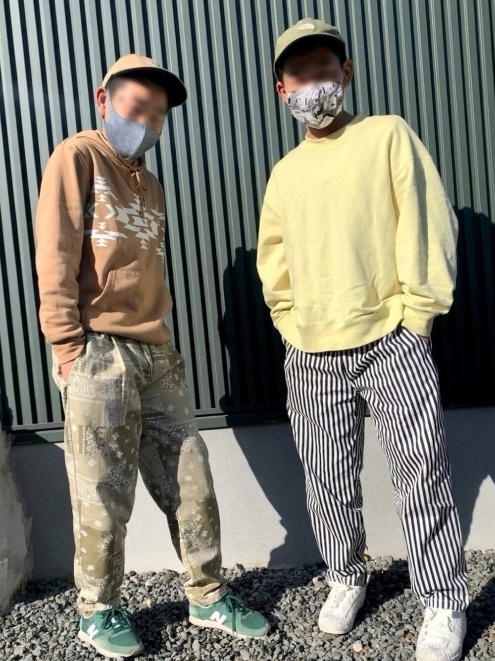 ベージュ系のパーカー、イエロー系のスウェット、ブラウン系のその他パンツを着用したレディースの冬コーディネートの1枚目の写真