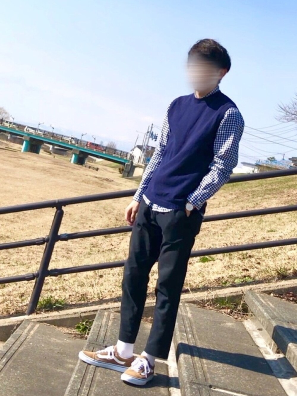 「春、春コーデ、はるコーデ、シンプル、キレイめ、きれいめカジュアル、ニットベスト、ギンガムチェック、スニーカー、VANS」｜「URBAN RESEARCHのC/CASHMERE KNIT VEST（ベスト、ブルー系）」を使った、たくみさん（メンズ・167cm）の春コーディネートの1枚目の写真