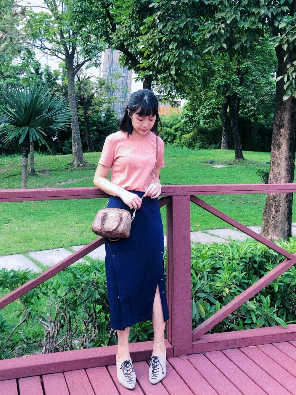 「休日スタイル、大人カジュアル、低身長、夏コーデ、UNIQLO」｜「UNIQLOのクルーネックT（半袖）（Tシャツ/カットソー、ピンク系）」を使った、shamshamさん（レディース・156cm）の春コーディネートの1枚目の写真