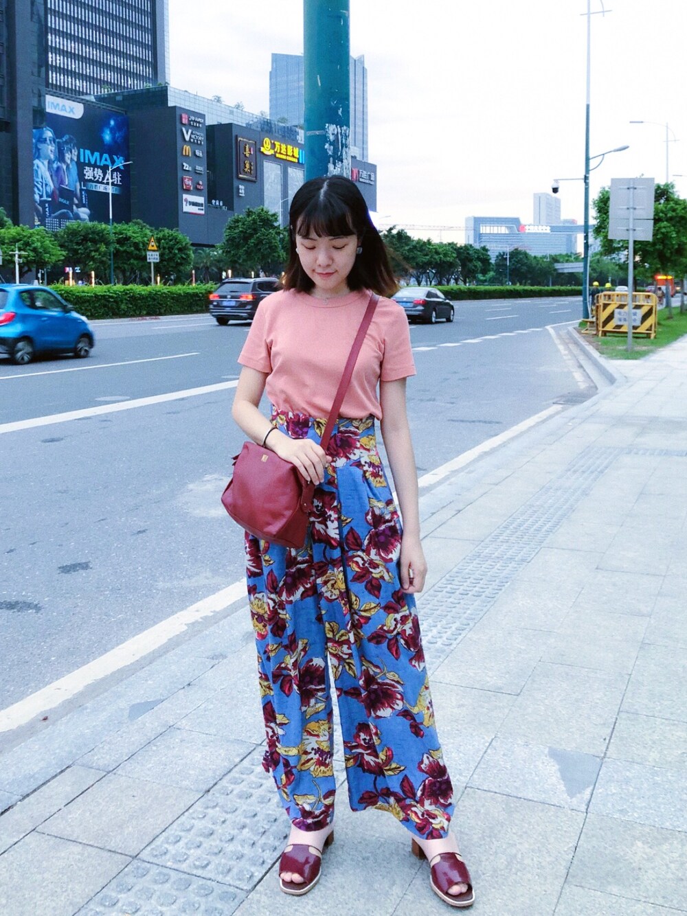 「夏コーデ、休日スタイル、大人コーデ、花柄」｜「UNIQLOのクルーネックT（半袖）（Tシャツ/カットソー、ピンク系）」を使った、shamshamさん（レディース・156cm）の夏コーディネートの1枚目の写真