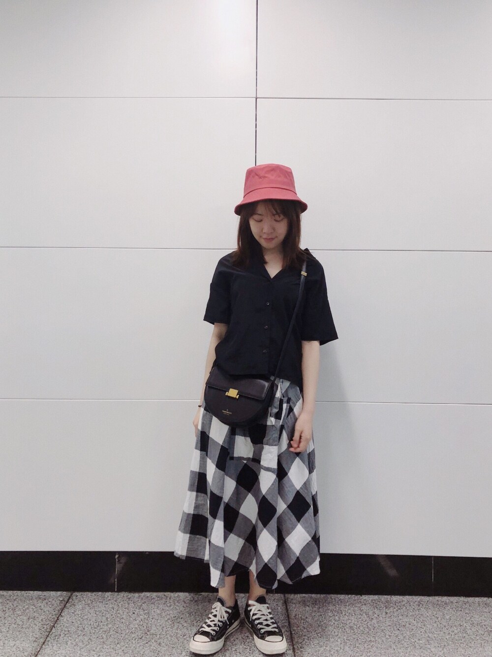 「夏、日系休闲、黑白搭配、converse」｜「HAREのシャーリングカイキンシャツ(HARE)（シャツ/ブラウス、ブラック系）」を使った、shamshamさん（レディース・156cm）の春コーディネートの1枚目の写真