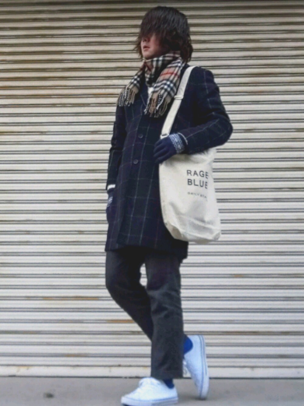 「冬コーデ、きれいめカジュアル、burberry、チェックマフラー、チェックコート、ウールパンツ、GU、白ニット、手袋、青ソックス」｜「BURBERRYのアイテム（マフラー、ブラウン系）」を使った、Teddy bear🧸さん（メンズ・176cm）の冬コーディネートの1枚目の写真