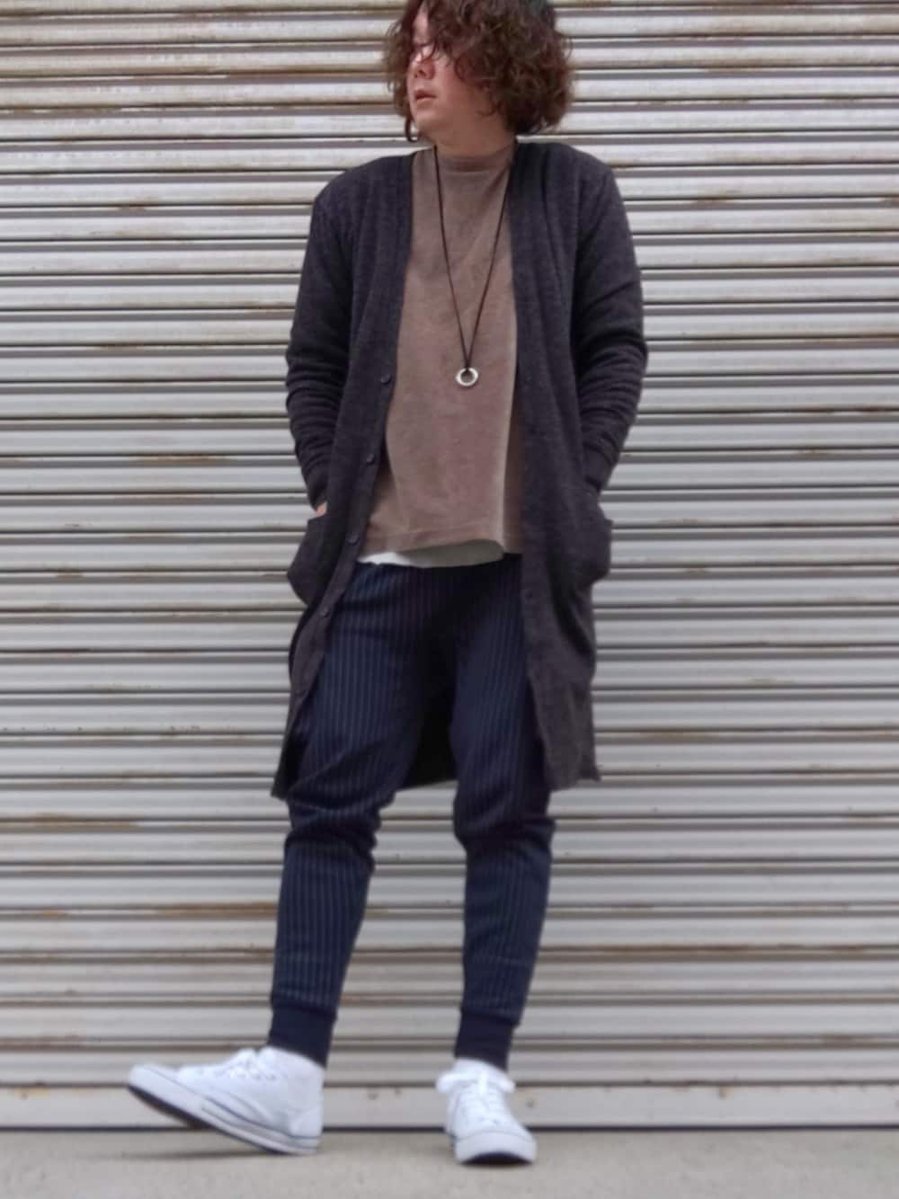 「ロングカーディガン、ロングカーディガン グレー、白Tシャツ、ベージュ×ネイビー、カーゴパンツ、ストライプパンツ、白スニーカー、ブラウンTシャツ、ベージュTシャツ、平成最後のWEARISTAセンバツ」｜「８(eight)のロングカーディガン ガウン カットソー（カーディガン/ボレロ、グレー系）」を使った、Teddy bear🧸さん（メンズ・176cm）の春コーディネートの1枚目の写真