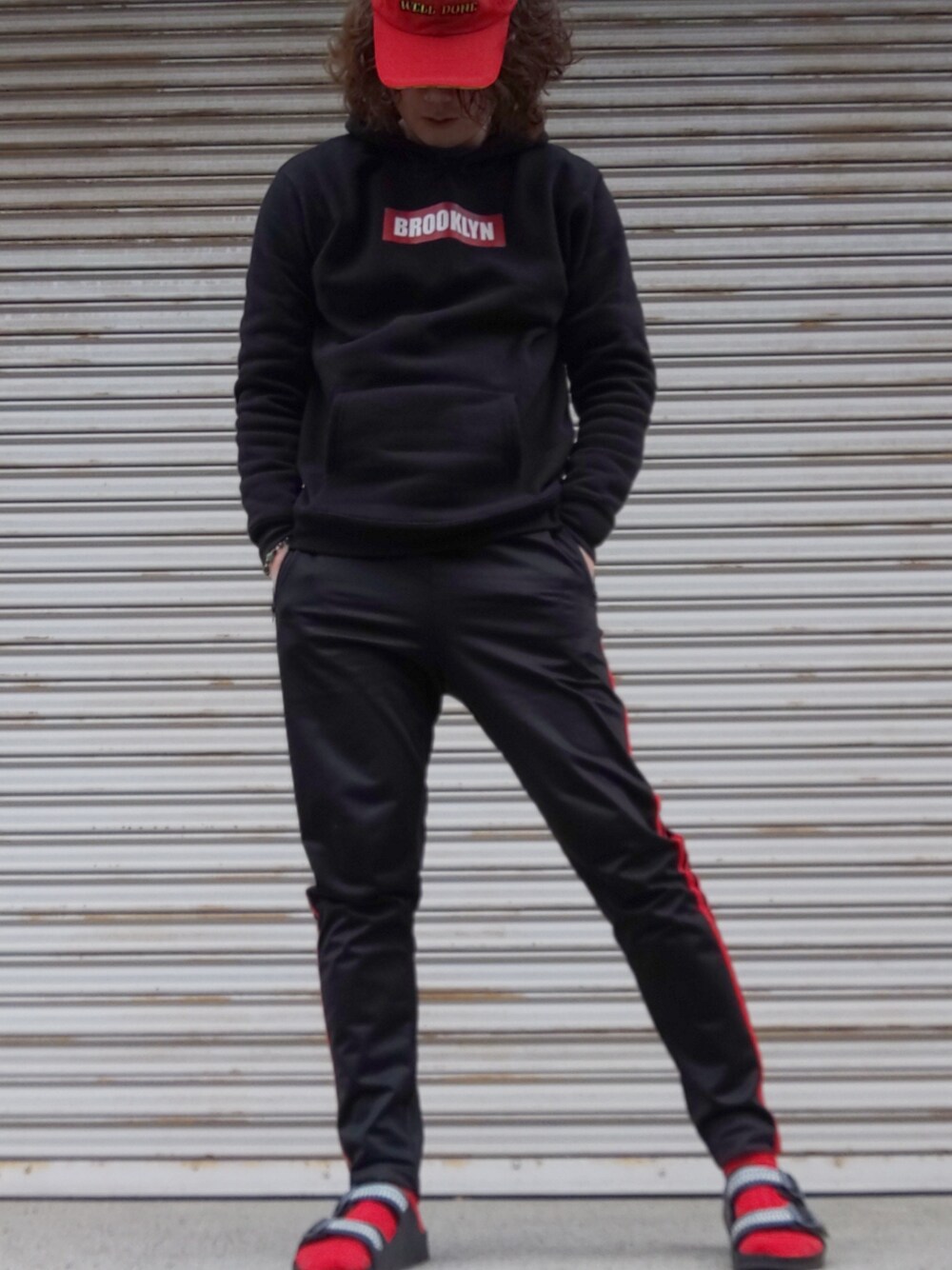「赤キャップ、黒パーカー、ジョガーパンツ、ジョガーパンツ 黒、ラインパンツ、赤ソックス、赤ソックス✖️サンダル、ソックス×サンダル、サンダルに靴下、コンフォートサンダル」｜「MONO-MARTの杢ワッフルクルーネック カラーリング L/Sカットソー（Tシャツ/カットソー、グレー系）」を使った、Teddy bear🧸さん（メンズ・176cm）の春コーディネートの1枚目の写真