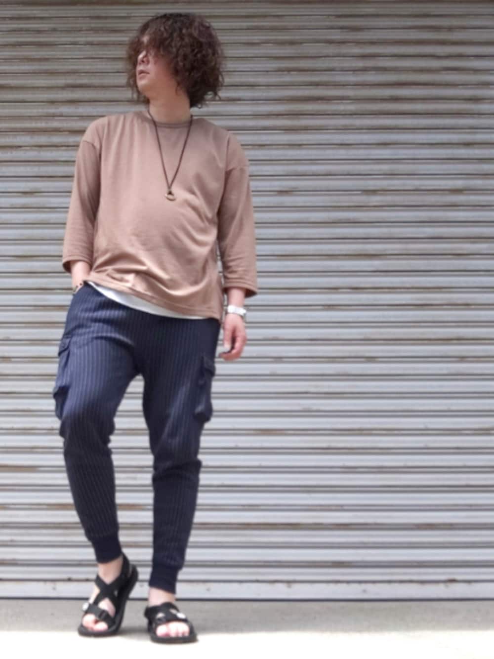 「ベージュ×ネイビー、ベージュTシャツ、レイヤードスタイル、ベージュ、サルエルパンツ、カーゴパンツ、ストライプパンツ、ネイビーパンツ、スポーツサンダル、タンクトップチラ見せ」｜「Confirmの【吸水速乾】Confirm / コンファームワッフルロングタンク（タンクトップ、ホワイト系）」を使った、Teddy bear🧸さん（メンズ・176cm）の春コーディネートの1枚目の写真
