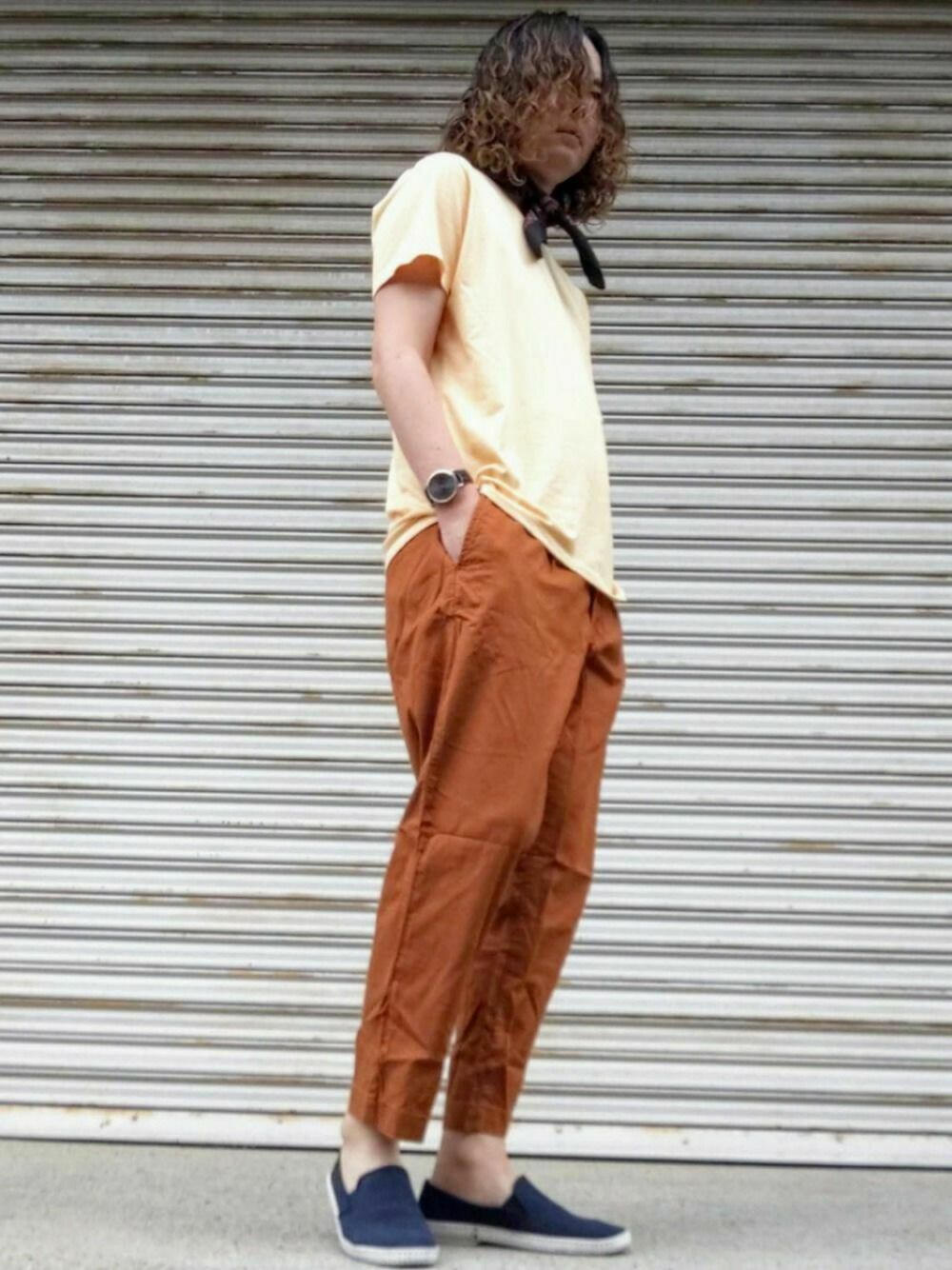 「シンプルコーデ、オトナカジュアル、オレンジ、オレンジコーデ、オレンジTシャツ、クロップドパンツ、レンガ色、スリップオン、バンダナ首巻き、秋のカフェオレコーデ」｜「REPIDOのVネック蛍光カラーTシャツ（Tシャツ/カットソー、オレンジ系）」を使った、Teddy bear🧸さん（メンズ・176cm）の秋コーディネートの1枚目の写真