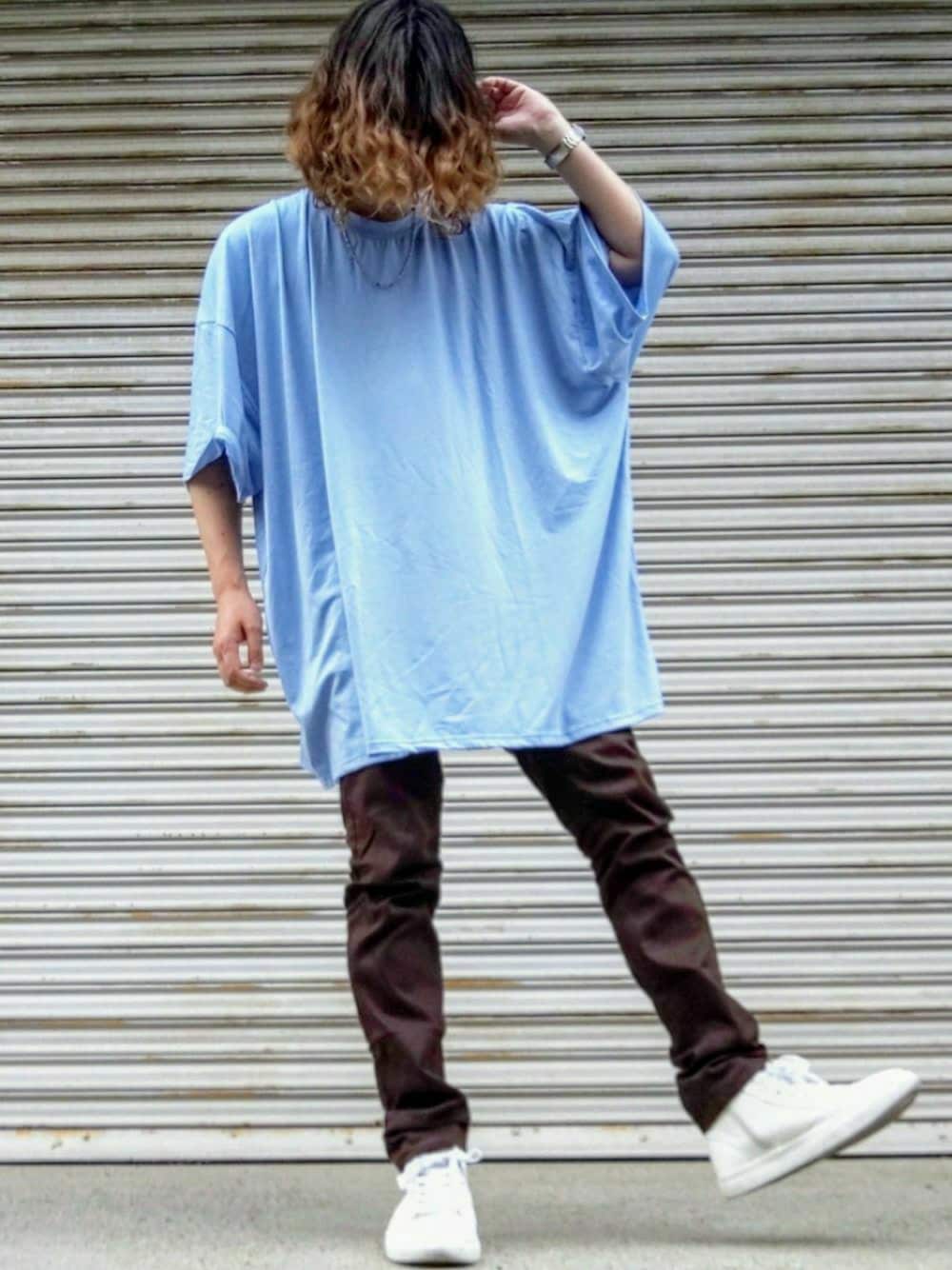 「ビッグシルエット、ビッグT、ビッグTシャツ、ブルーTシャツ、ブラウンパンツ、ブルー×ブラウン、白スニーカー、ハイカットスニーカー、チェーンネックレス、腕時計 ホワイト」｜「MONO-MARTのスーパービッグシルエットカットソー ドロップショルダー/TRストレッチ（Tシャツ/カットソー、ブルー系）」を使った、Teddy bear🧸さん（メンズ・176cm）の秋コーディネートの1枚目の写真