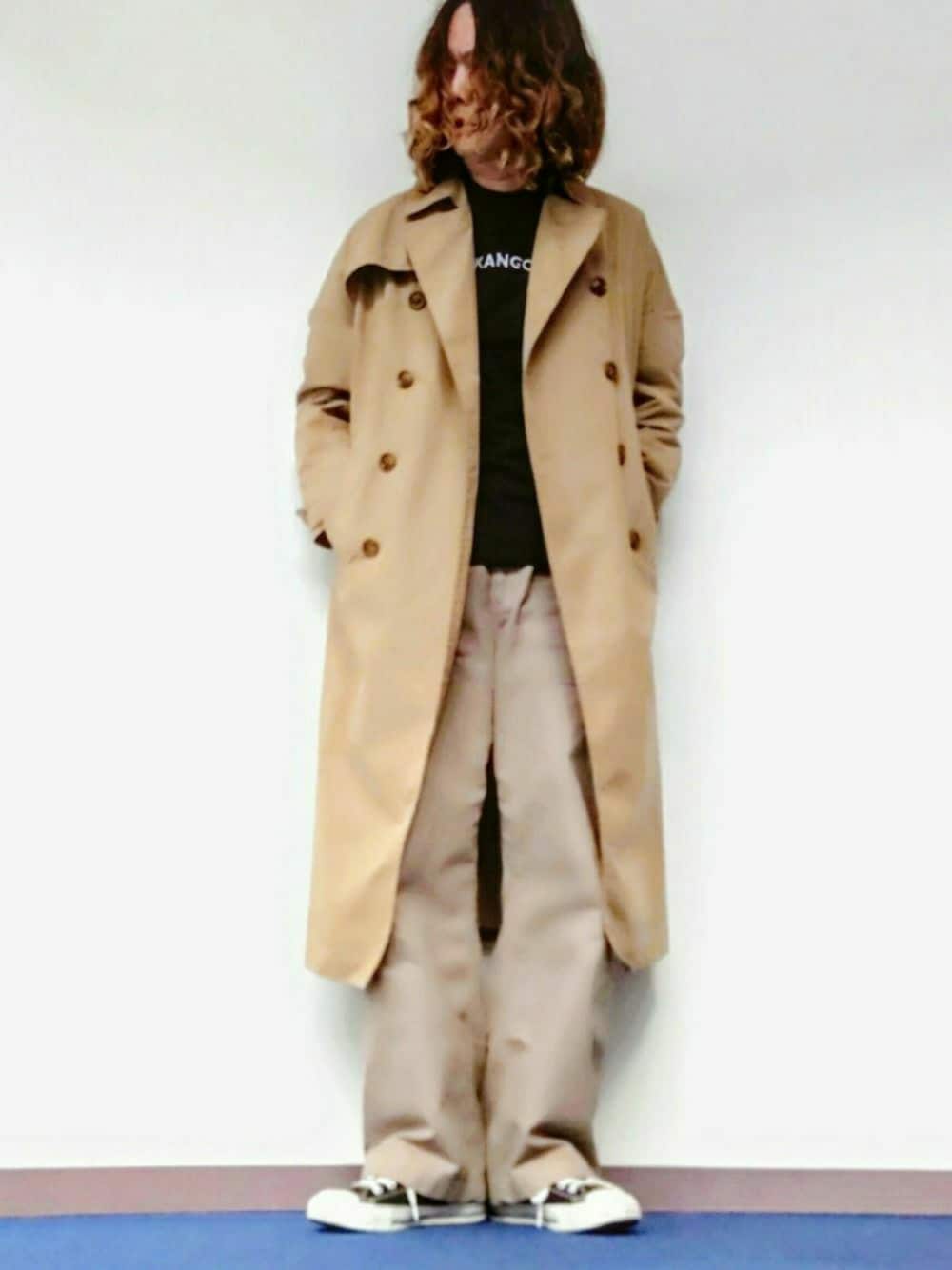 「ビッグシルエット、ベージュコーデ、トレンチコート、ベージュワイドパンツ、ベージュのチノパン、ベージュコート、ベージュ×ブラック、黒コンバース、KANGOL、CASIOデータバンク」｜「avecmoiのトレンチコート（トレンチコート、ベージュ系）」を使った、Teddy bear🧸さん（メンズ・176cm）の秋コーディネートの1枚目の写真