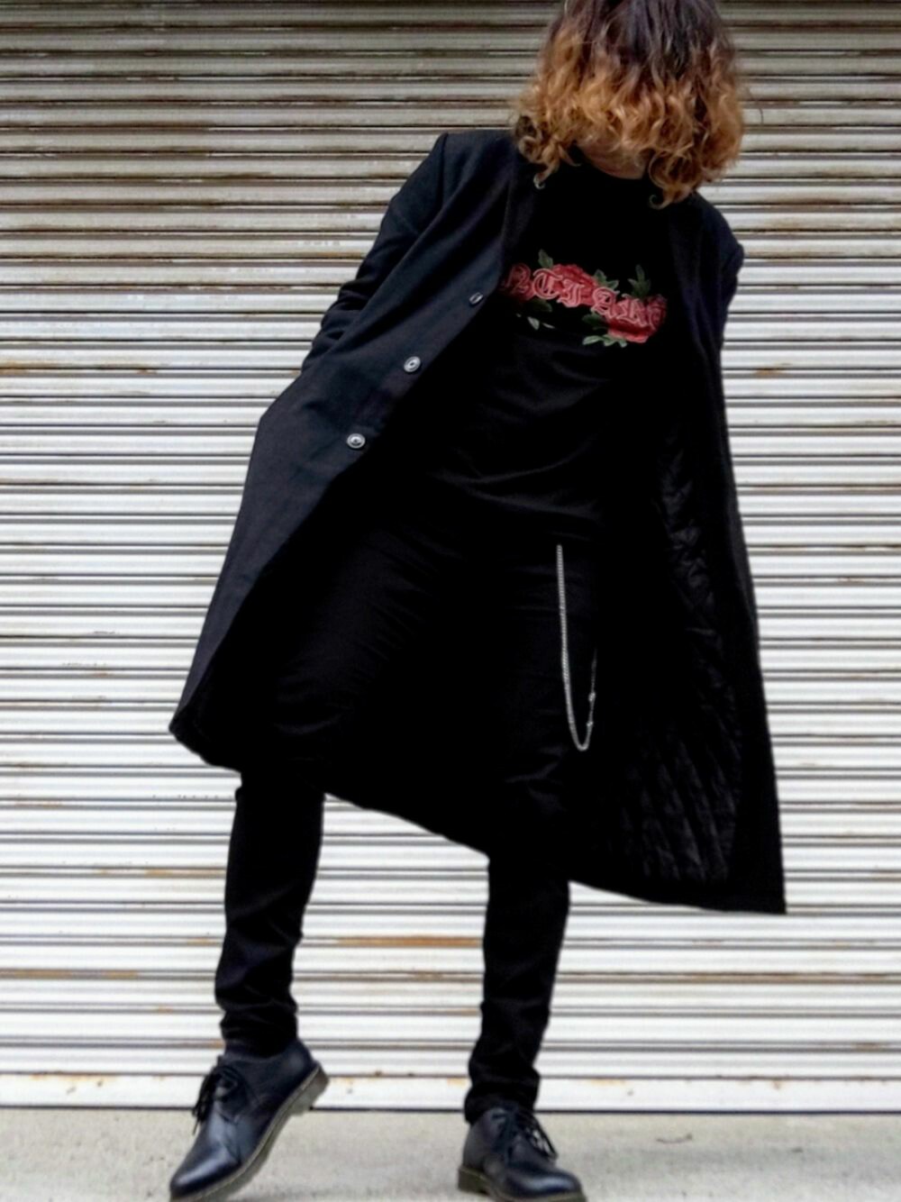 「秋冬、黒、ロゴT、プリントT、黒×赤、黒スキニー、ウォレットチェーン、Dr.Martens、OMEGA シーマスター、チェスターコート」｜「ZIP FIVEのウールメルトンオーバーサイズ チェスターコート（チェスターコート、ブラック系）」を使った、Teddy bear🧸さん（メンズ・176cm）の秋コーディネートの1枚目の写真
