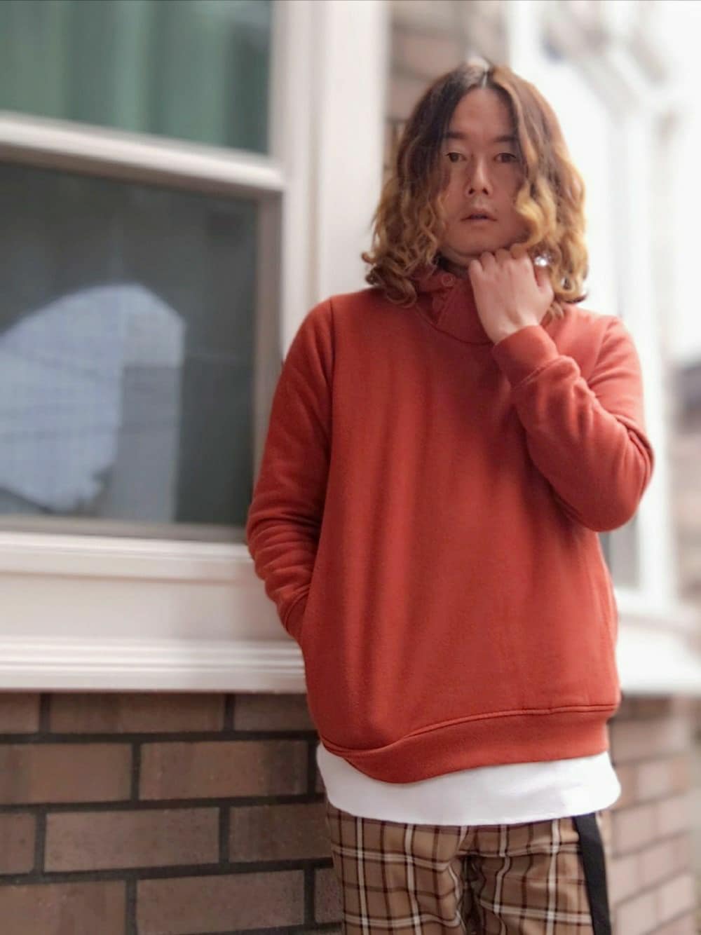 「シンプルコーデ、秋のコーデ、パーカー、パーカーコーデ、レンガ色、テラコッタ、ベージュパンツ、チェックパンツ、レイヤードスタイル、ガチャベルト」｜「coenのプルオーバーパーカー（パーカー、ブラウン系）」を使った、Teddy bear🧸さん（メンズ・176cm）の冬コーディネートの1枚目の写真
