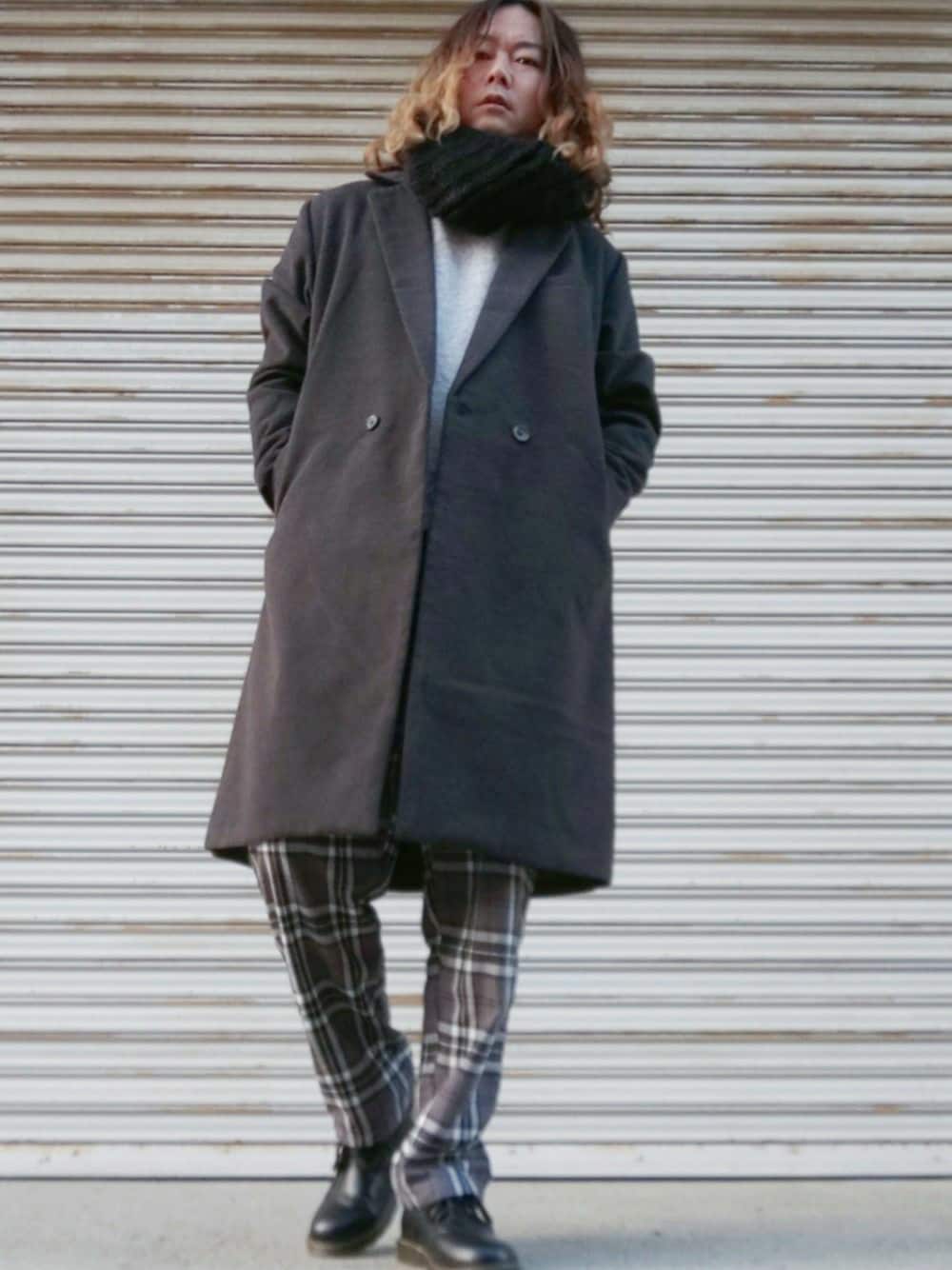 「大人コーデ、シンプル、チェスターコート、ロングコート、スヌード、白パーカー、チェックパンツ、グレー、ドクターマーチン、OMEGA シーマスター」｜「MONO-MARTのメルトンT/R シャギーオーバーサイズ ロングライン / ロングコート（その他アウター、グレー系）」を使った、Teddy bear🧸さん（メンズ・176cm）の冬コーディネートの1枚目の写真