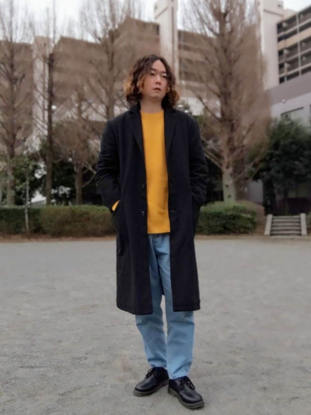 「シンプルコーデ、ロングコート、チェスターコート、黒、ブラック、イエロー、ワイドデニム、イエローニット、デニム、ドクターマーチン」｜「ZIP FIVEのウールメルトンオーバーサイズ チェスターコート（チェスターコート、ブラック系）」を使った、Teddy bear🧸さん（メンズ・176cm）の春コーディネートの1枚目の写真
