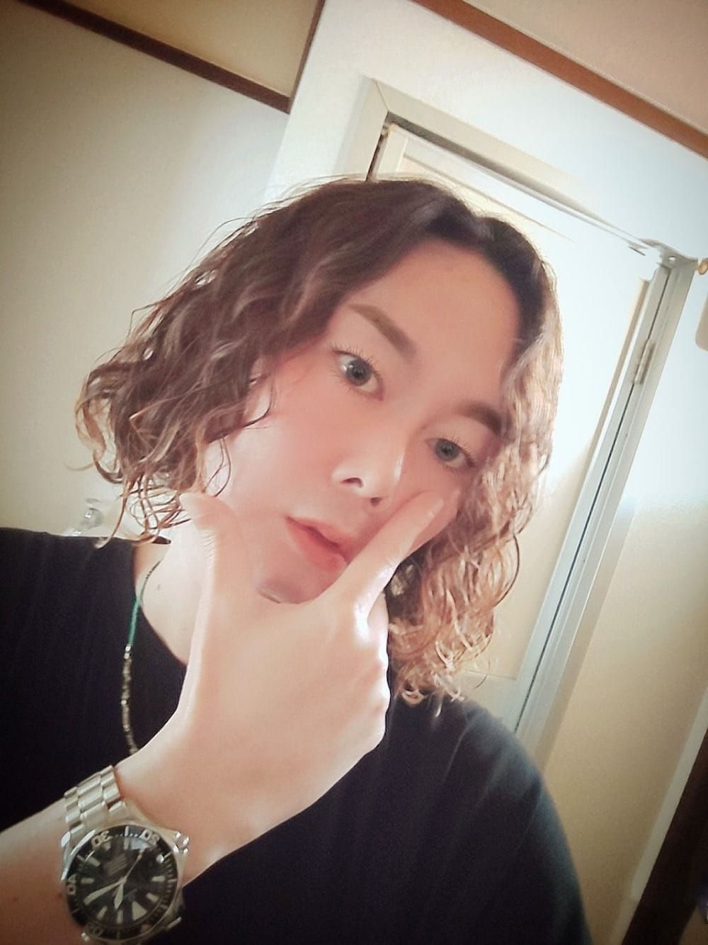 「夏コーデ、ゆるコーデ、ブラックコーデ、黒、ネックレス、オーバーサイズ、自撮り、OMEGA シーマスター、ウェーブヘアー」｜「WEGOのWEGO/ハーフメタルネックレス（ネックレス、ブルー系）」を使った、Teddy bear🧸さん（メンズ・178cm）の夏コーディネートの1枚目の写真