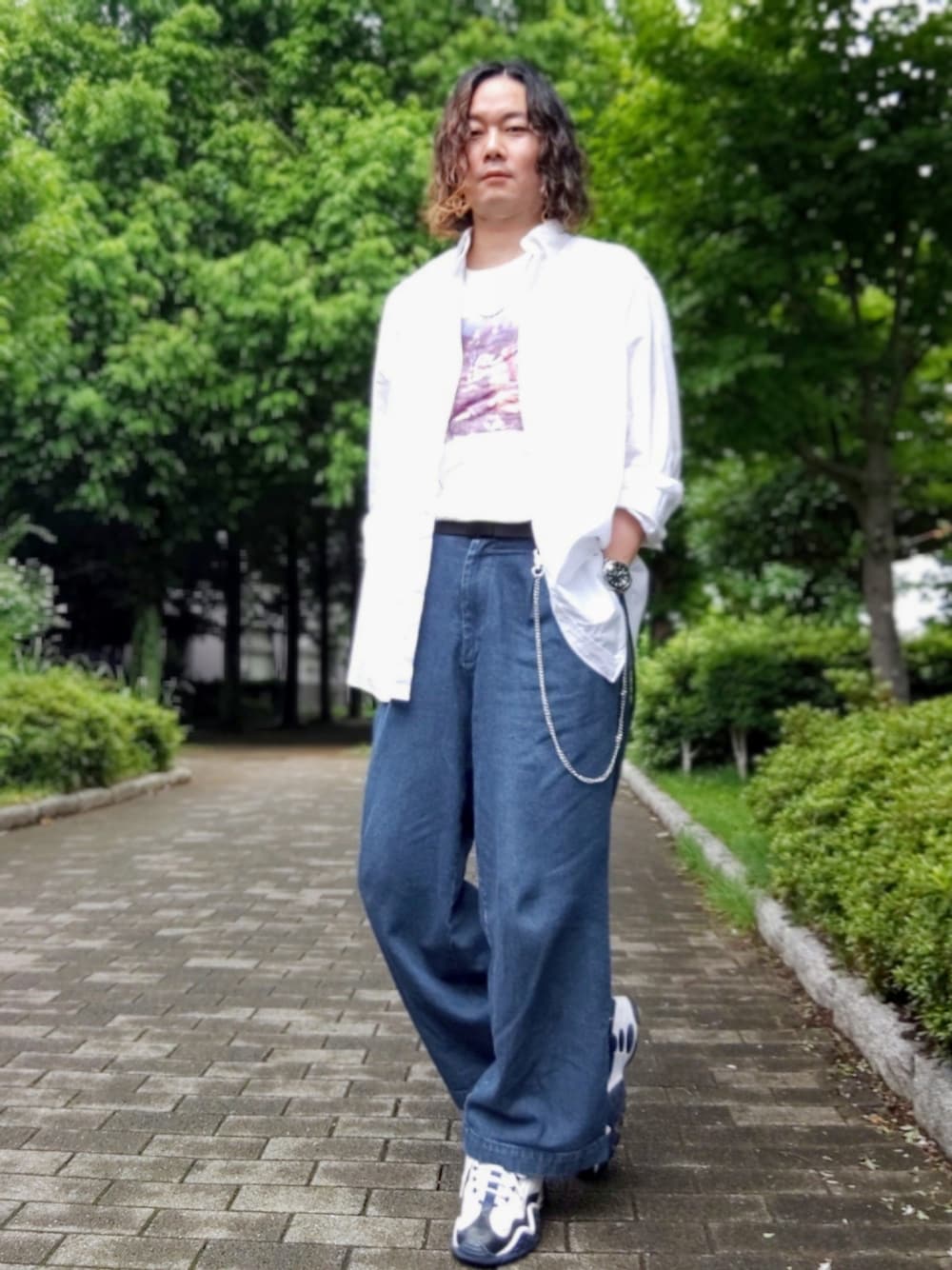 「シンプルコーデ、きれいめカジュアル、白シャツ、プリントT、タックイン、ワイドデニム、NIKE AIR、ウオレットチェーン、白×青、OMEGA シーマスター」｜「INTER FACTORYのWEARISTA tai × INTER FACTORY　シルバーネックレス（ネックレス、シルバー系）」を使った、Teddy bear🧸さん（メンズ・178cm）の夏コーディネートの1枚目の写真