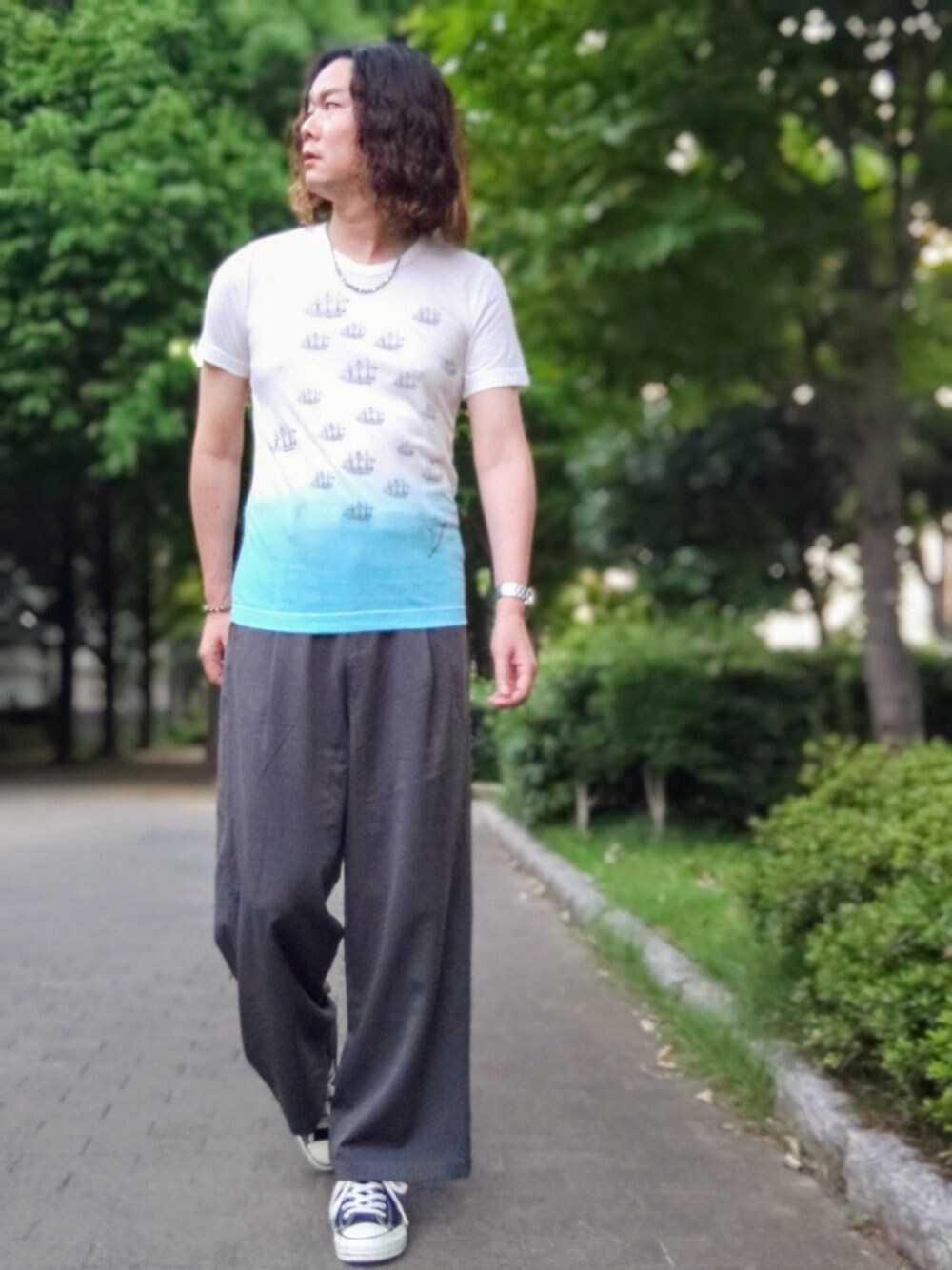 「シンプルコーデ、ワイドパンツ、Tシャツ、プリントT、グラデーションＴシャツ、グレーパンツ、コンバース ハイカット、黒コンバース、ネックレス、OMEGA シーマスター」｜「WEGOのWEGO/ハーフメタルネックレス（ネックレス、ブルー系）」を使った、Teddy bear🧸さん（メンズ・178cm）の夏コーディネートの1枚目の写真