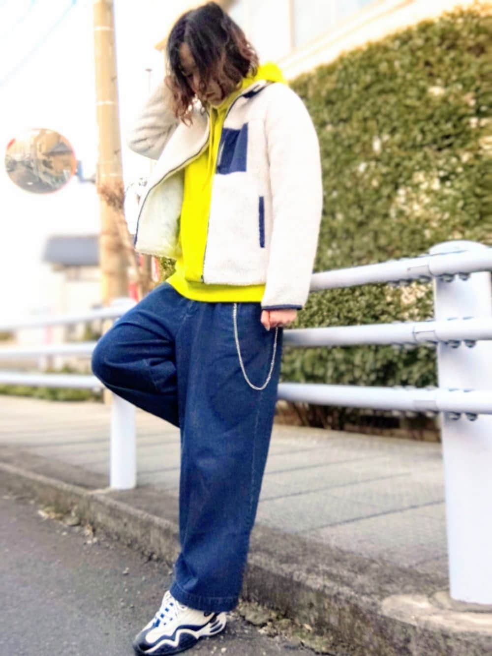 「スニーカーコーデ、ボアジャケット、ボアブルゾン、パーカー、デニムパンツ、ワイドパンツ、蛍光イエロー、ナイキ、NIKE、ウオレットチェーン」｜「ZIP FIVEのボアスタンドブルゾン（ブルゾン、ホワイト系）」を使った、Teddy bear🧸さん（メンズ・177cm）の冬コーディネートの1枚目の写真