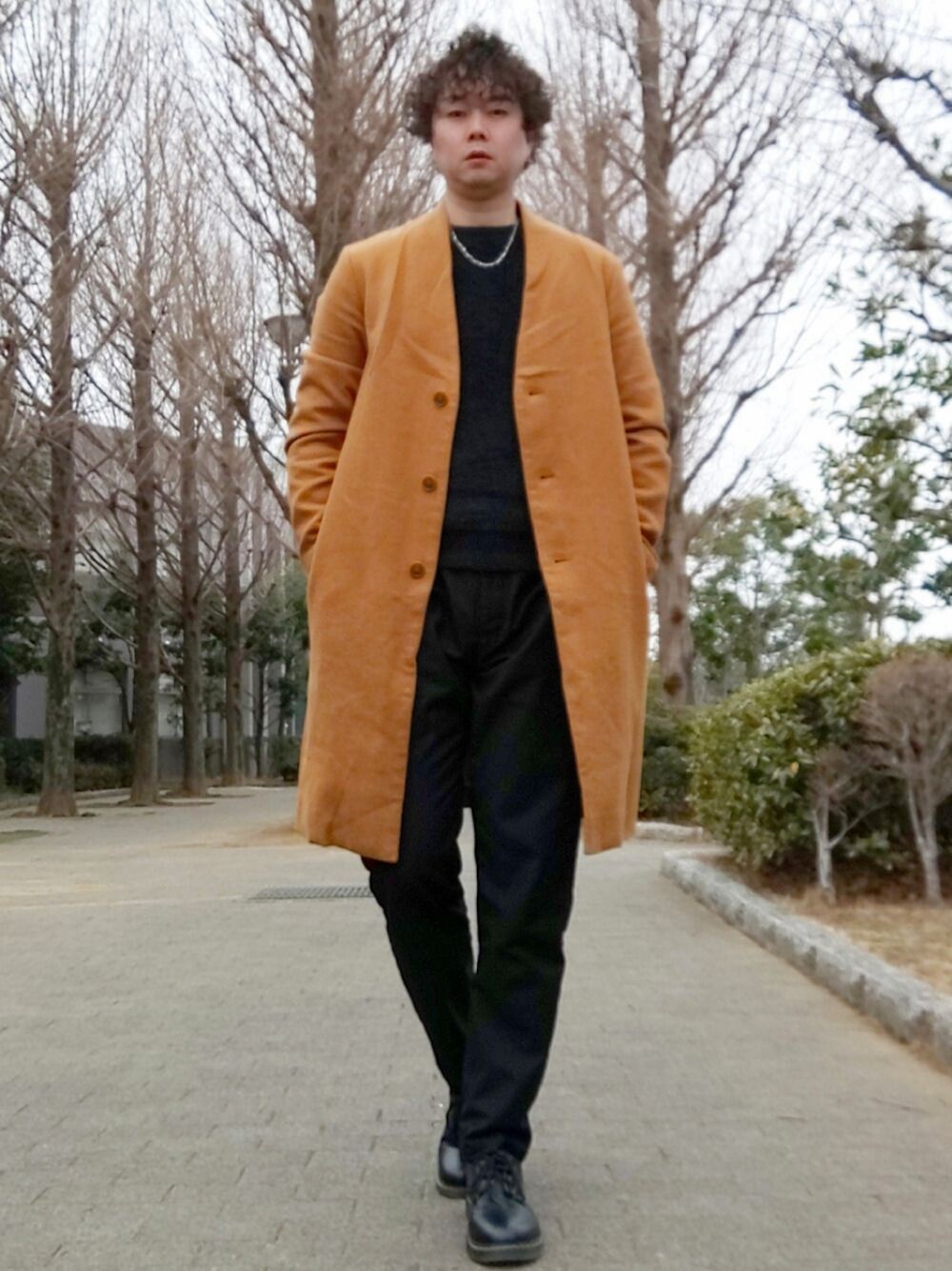 「ロングコート、チェスターコート、キャメル、ブラック、ブラウン、黒パンツ、スラックス、ネックレス、ドクターマーチン、デートコーデ」｜「WEGOのWEGO/ハーフメタルネックレス（ネックレス、ブルー系）」を使った、Teddy bear🧸さん（メンズ・177cm）の春コーディネートの1枚目の写真