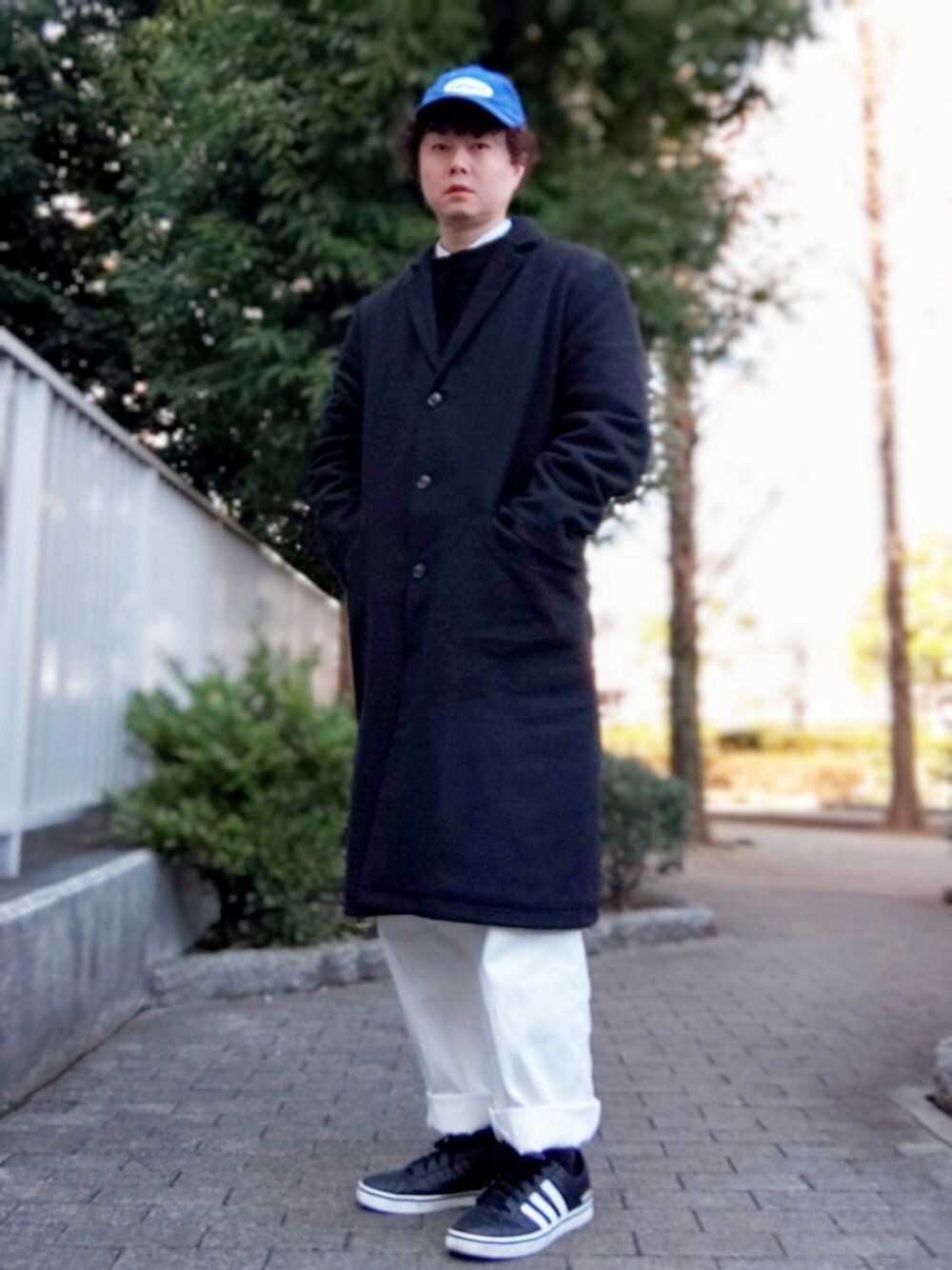 「キャップコーデ、ロングコート、ブラック、ホワイト、ホワイトパンツ、黒×白、ブルー、差し色、白黒、アディダススニーカー」｜「WEGOのWEGO/レトロカラーキャップ（キャップ、ブルー系）」を使った、Teddy bear🧸さん（メンズ・177cm）の春コーディネートの1枚目の写真