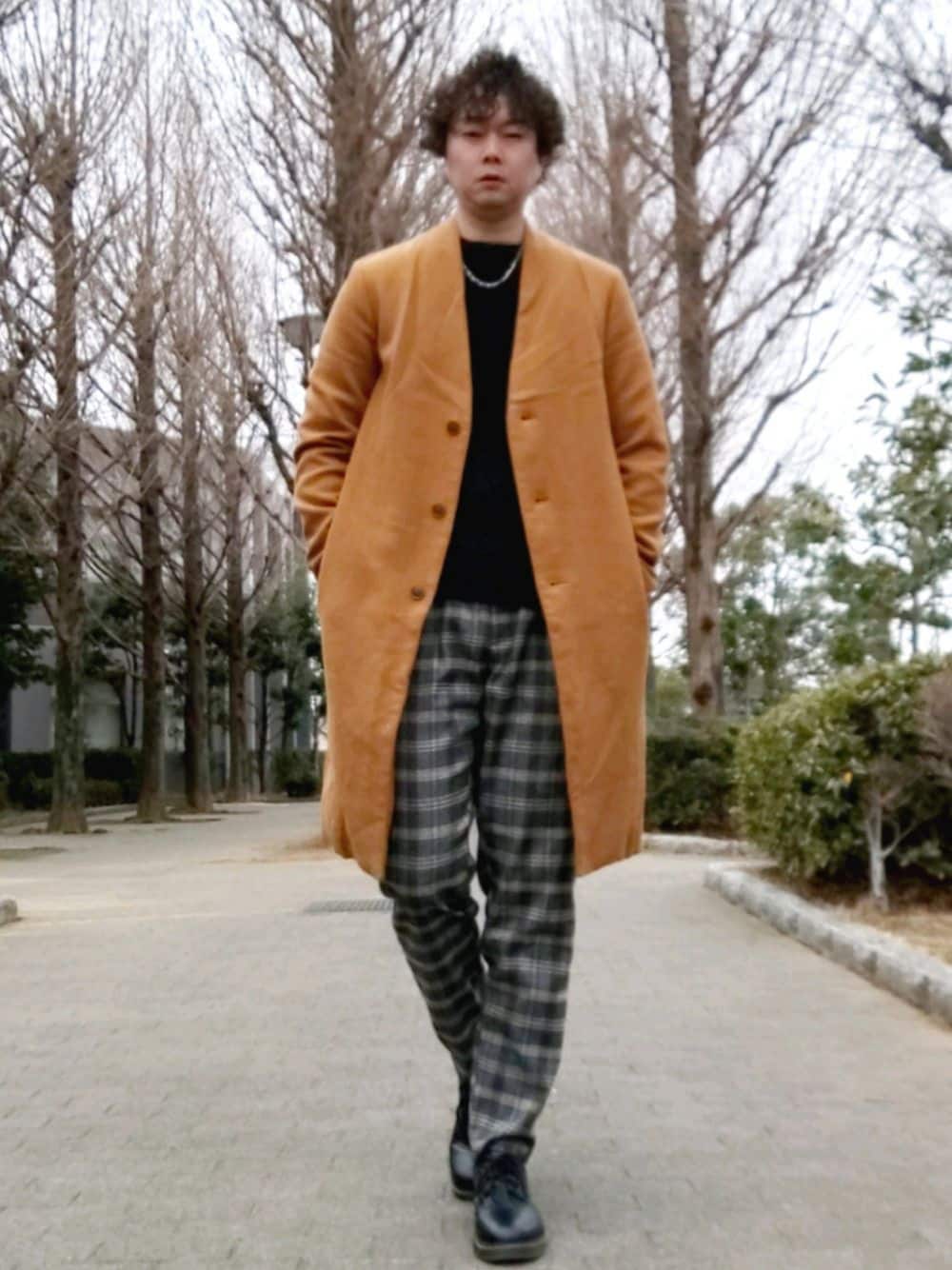 「ノーカラーコート、シャギーニット、ロングコート、チェックパンツ、ネックレス、ドクターマーチン、キャメル、ブラウン、グレーパンツ、きれいめコーディネート」｜「SHIPS JET BLUEのSHIPS JET BLUE: ノーカラー チェスターコート（チェスターコート、イエロー系）」を使った、Teddy bear🧸さん（メンズ・177cm）の春コーディネートの1枚目の写真