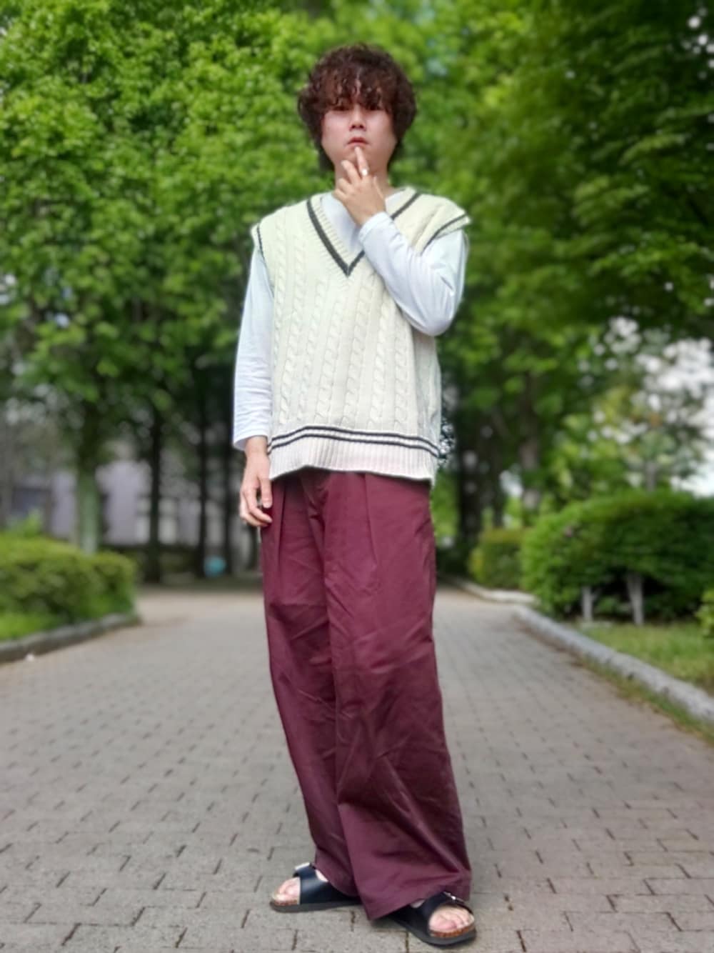 「オーバーサイズ、ワイドパンツ、ニットベスト、レイヤードスタイル、サンダル、ホワイト、ブラウン、ブラウンパンツ、リング、ゆるコーデ」｜「WEGOのWEGO/USAコットンクルーネックカットソー（Tシャツ/カットソー、ホワイト系）」を使った、Teddy bear🧸さん（メンズ・177cm）の春コーディネートの1枚目の写真