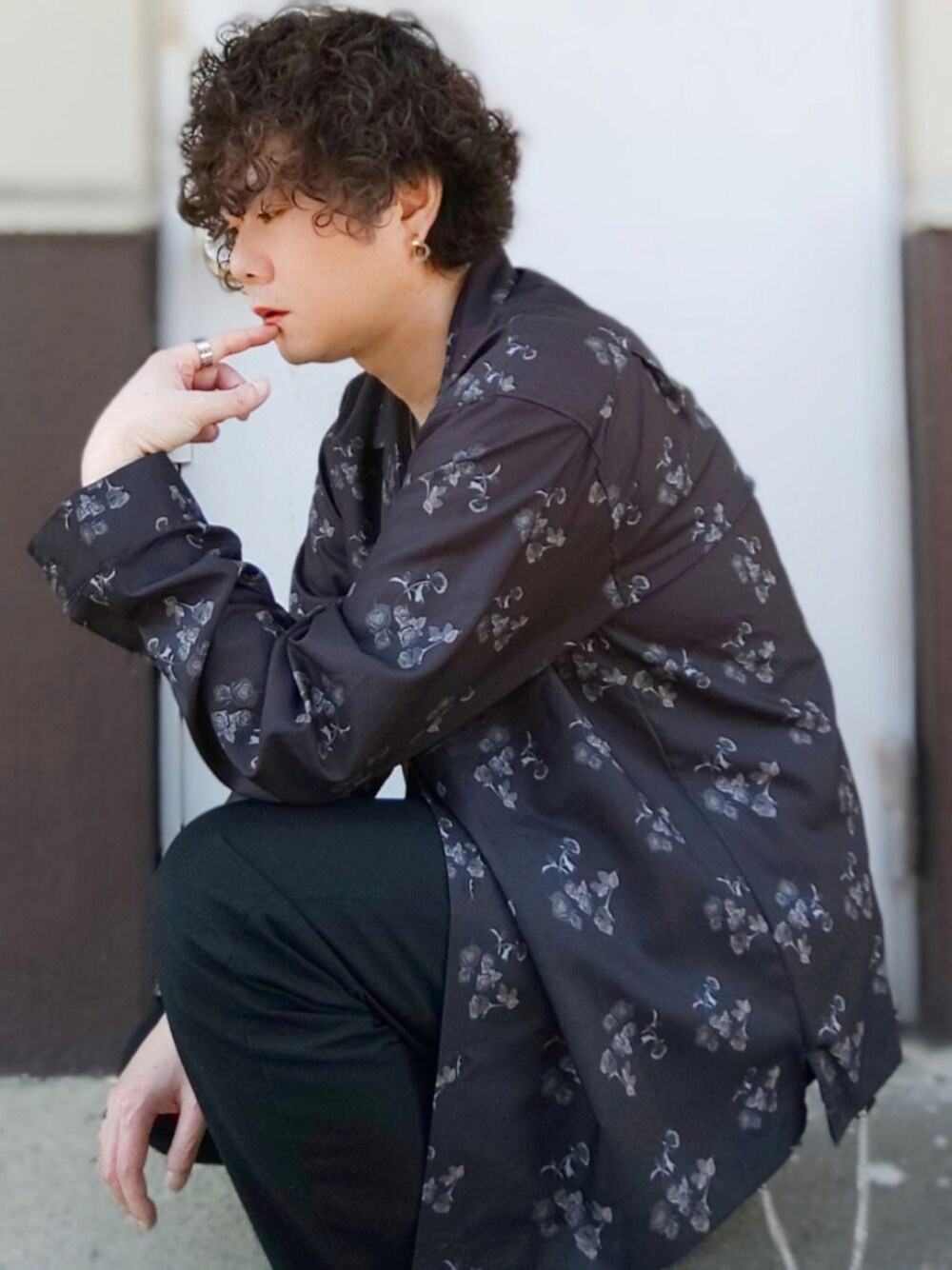 「韓国ファッション、柄シャツ、総柄シャツ、シャツスタイル、ブラック、ブラックコーデ、黒パンツ、スラックス、リング、イヤーカフ」｜「Dr. MartensのDr.Martens ドクターマーチン 1461Z 3EYE GIBSON SHOE 3ホール ギブソン シューズ 11838002 BLACK（ブーツ、ブラック系）」を使った、Teddy bear🧸さん（メンズ・177cm）の春コーディネートの1枚目の写真