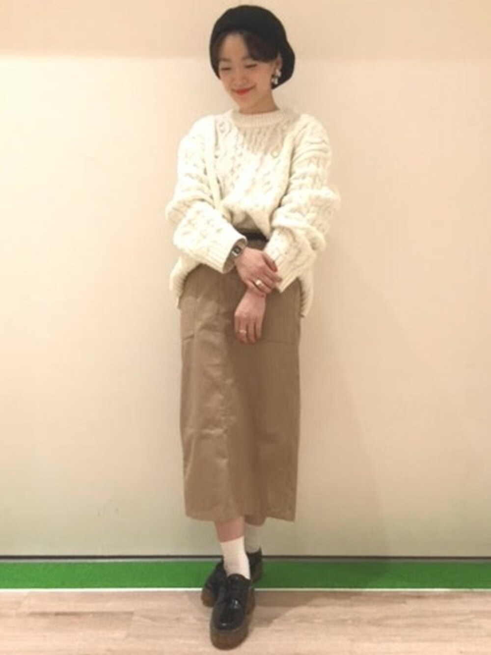 「タイトスカート、ニット、カジュアル、ベレー帽、LOWRYS FARM、秋のコーデ、ケーブルニット、ootd、ローリーズファーム(LOWRYS FARM)」｜「LOWRYS FARMのＴＣベーカーＰタイトスカート  771585 （スカート、ベージュ系）」を使った、fukuさん（レディース・160cm）の秋コーディネートの1枚目の写真