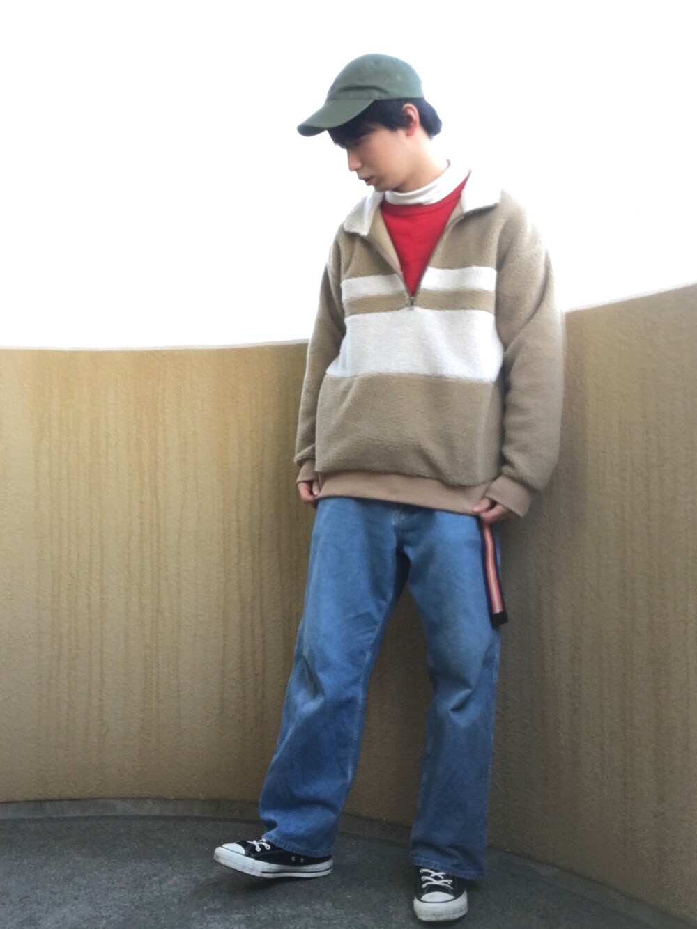 ホワイト系のTシャツ/カットソー、レッド系のスウェット、ベージュ系のTシャツ/カットソーを着用したメンズの冬コーディネートの1枚目の写真