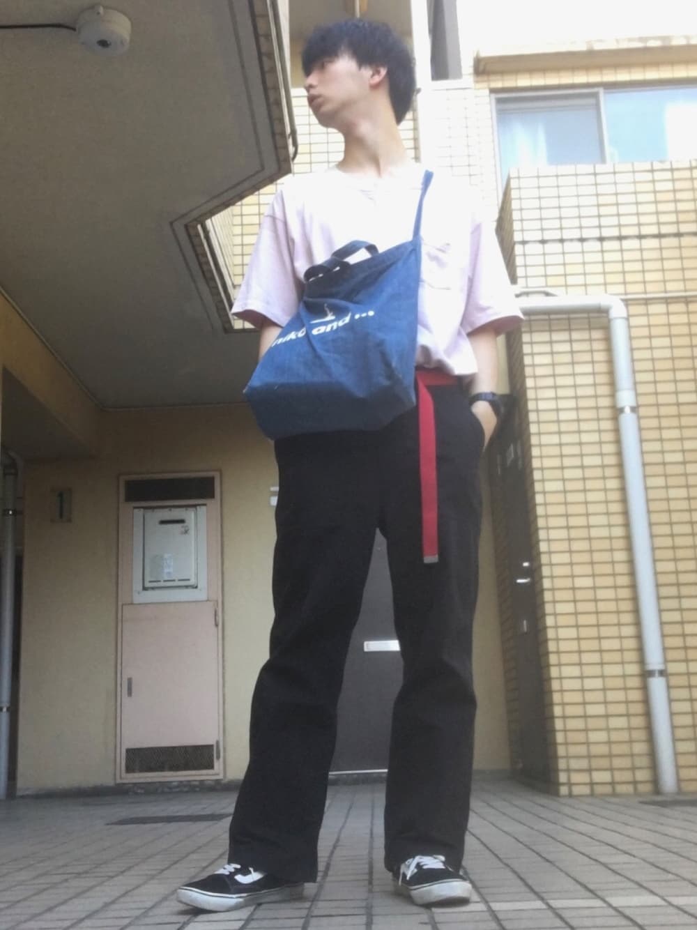 ピンク系のTシャツ/カットソー、ブルー系のトートバッグ、ブラック系のパンツを着用したメンズの夏コーディネートの1枚目の写真